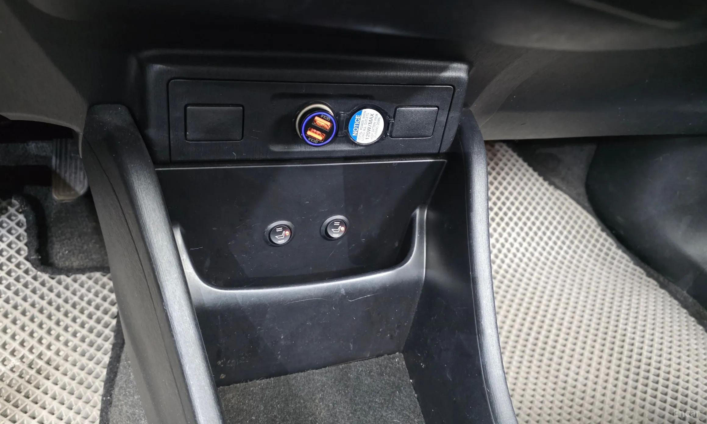 Toyota Prius V превью 12