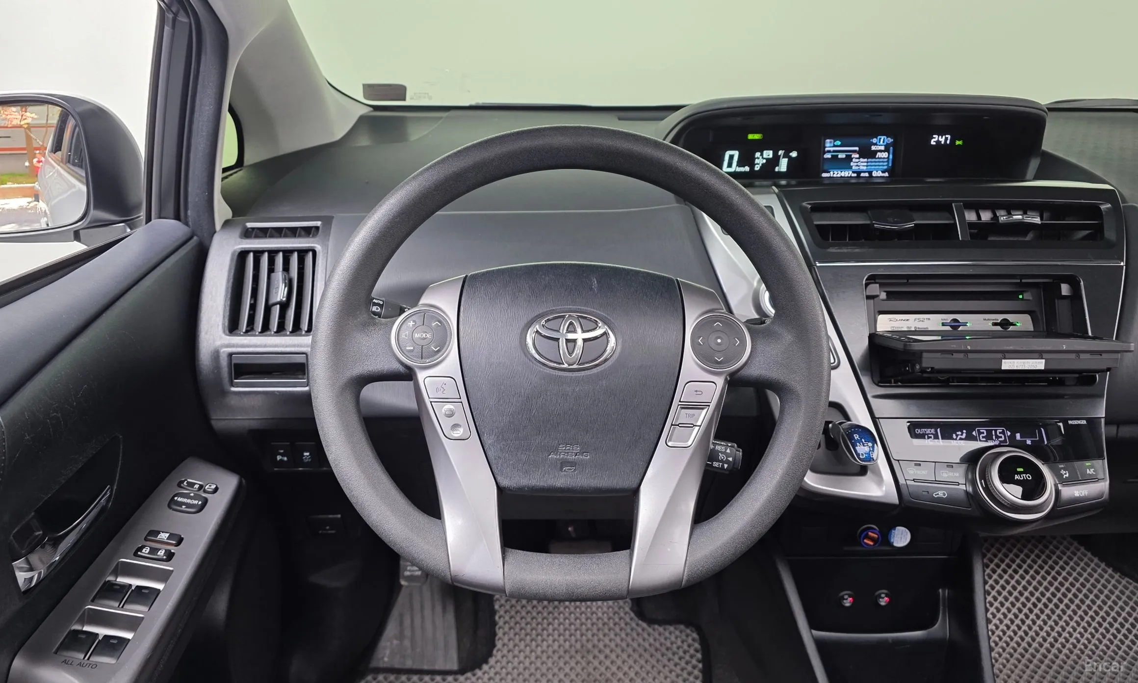 Toyota Prius V превью 13