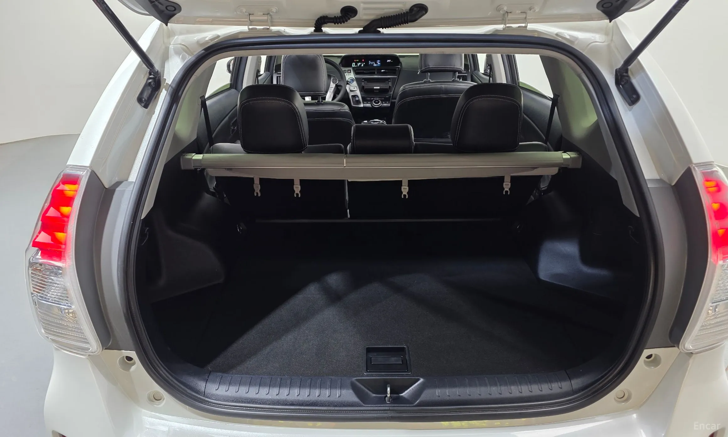 Toyota Prius V превью 20