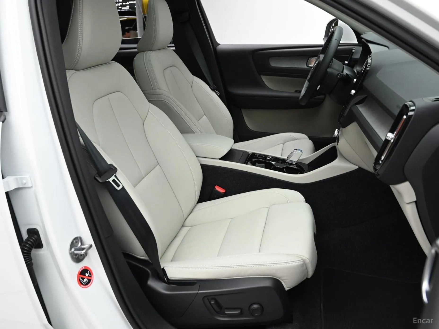 Volvo XC40 превью 10
