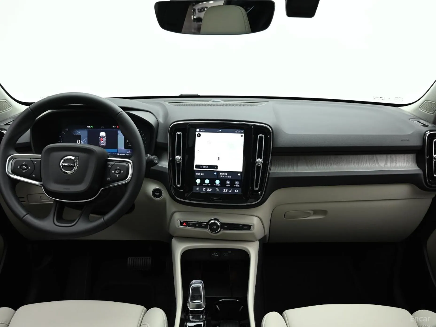Volvo XC40 превью 7