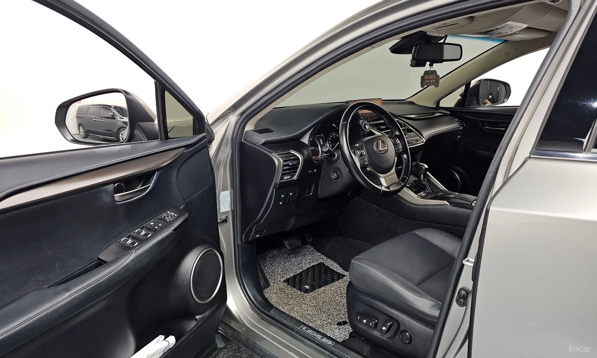 Lexus NX300h превью 10