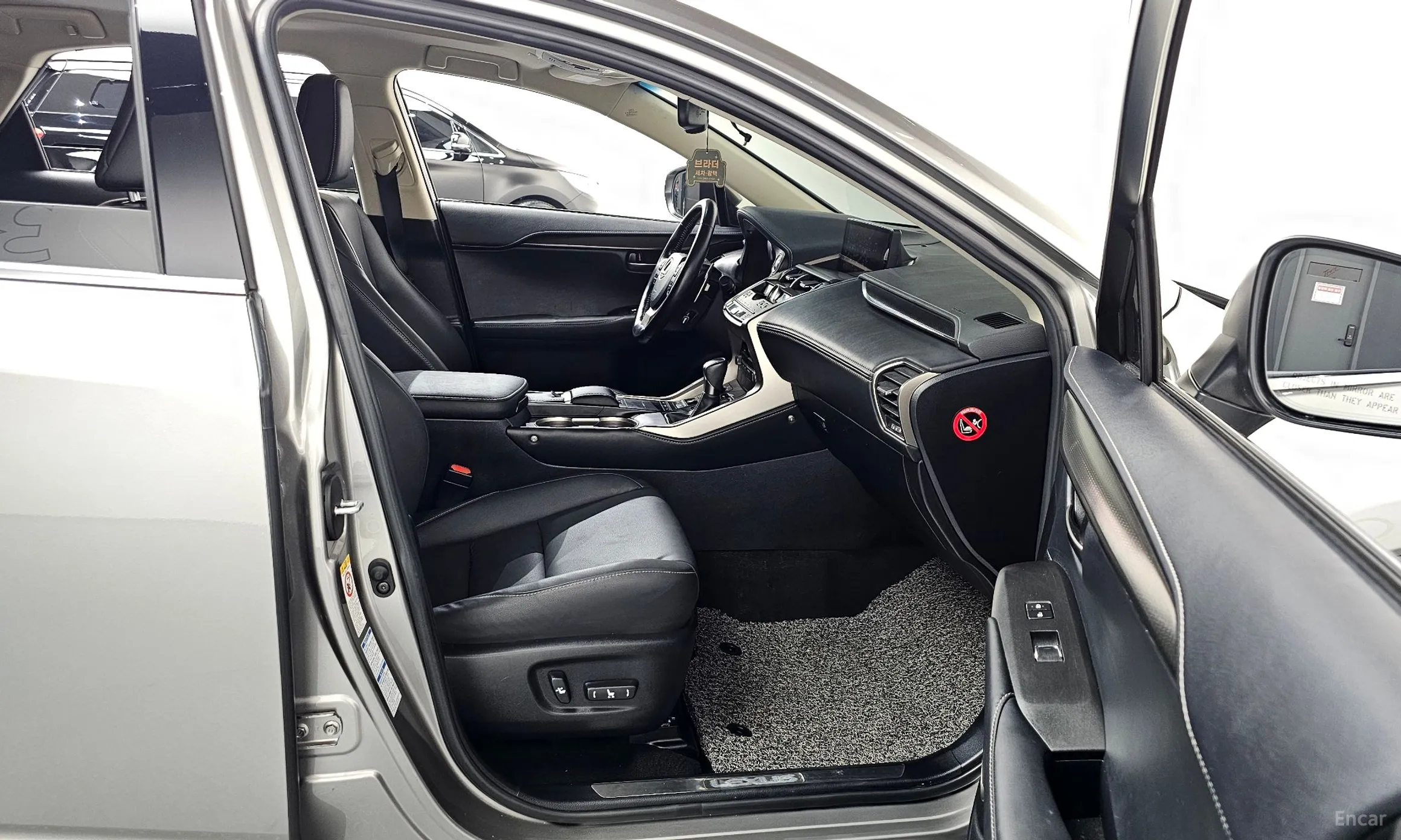 Lexus NX300h превью 11