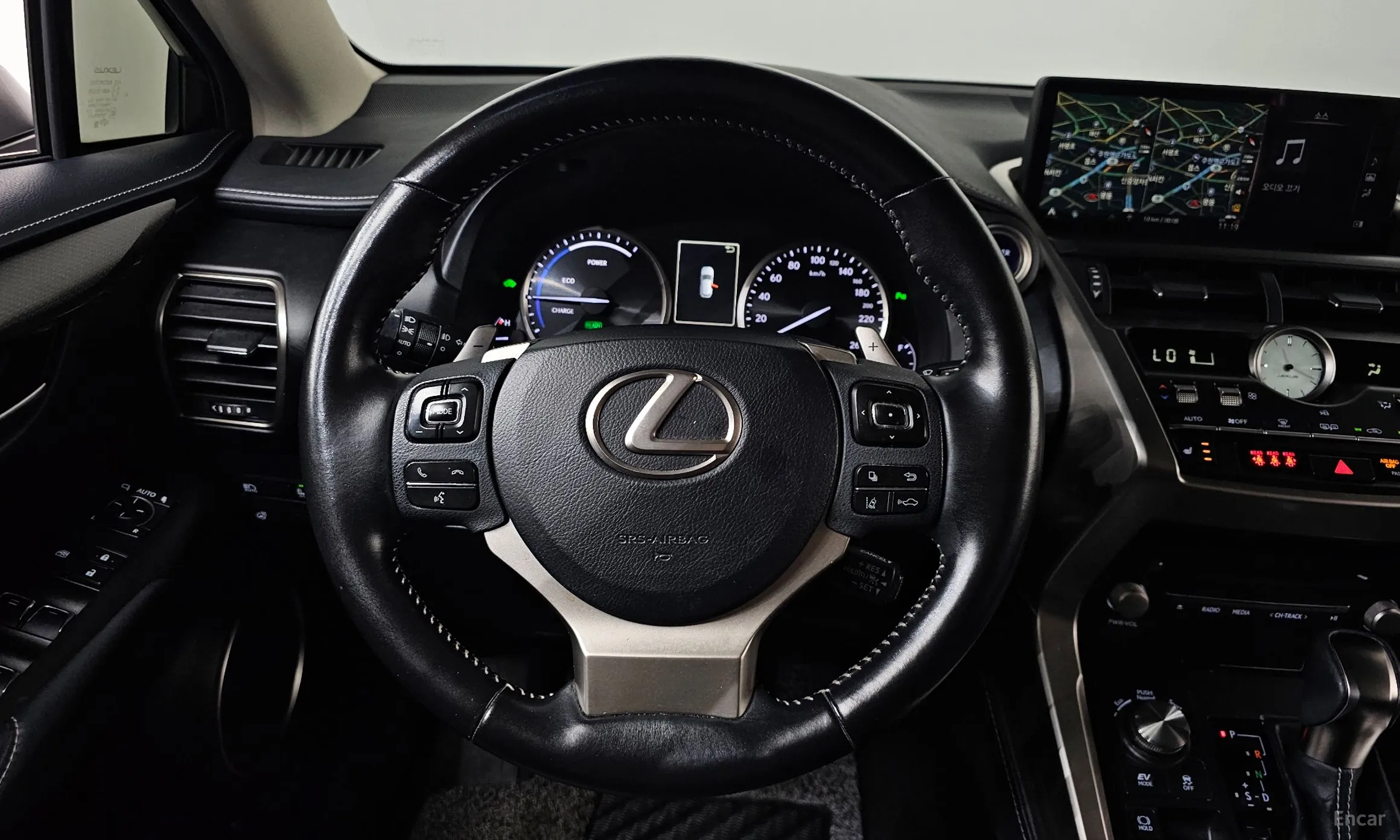 Lexus NX300h превью 12