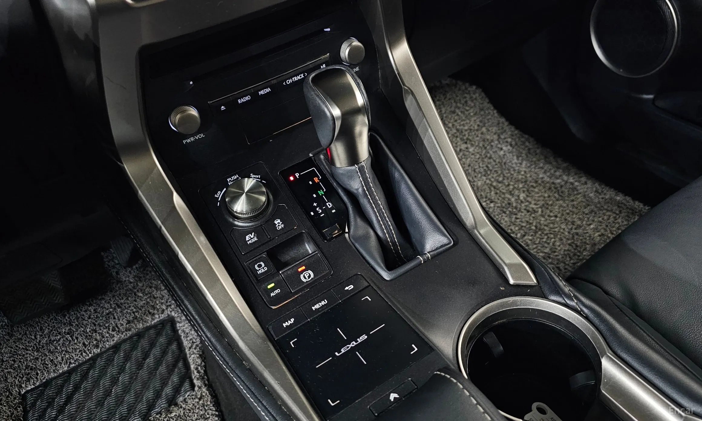 Lexus NX300h превью 9