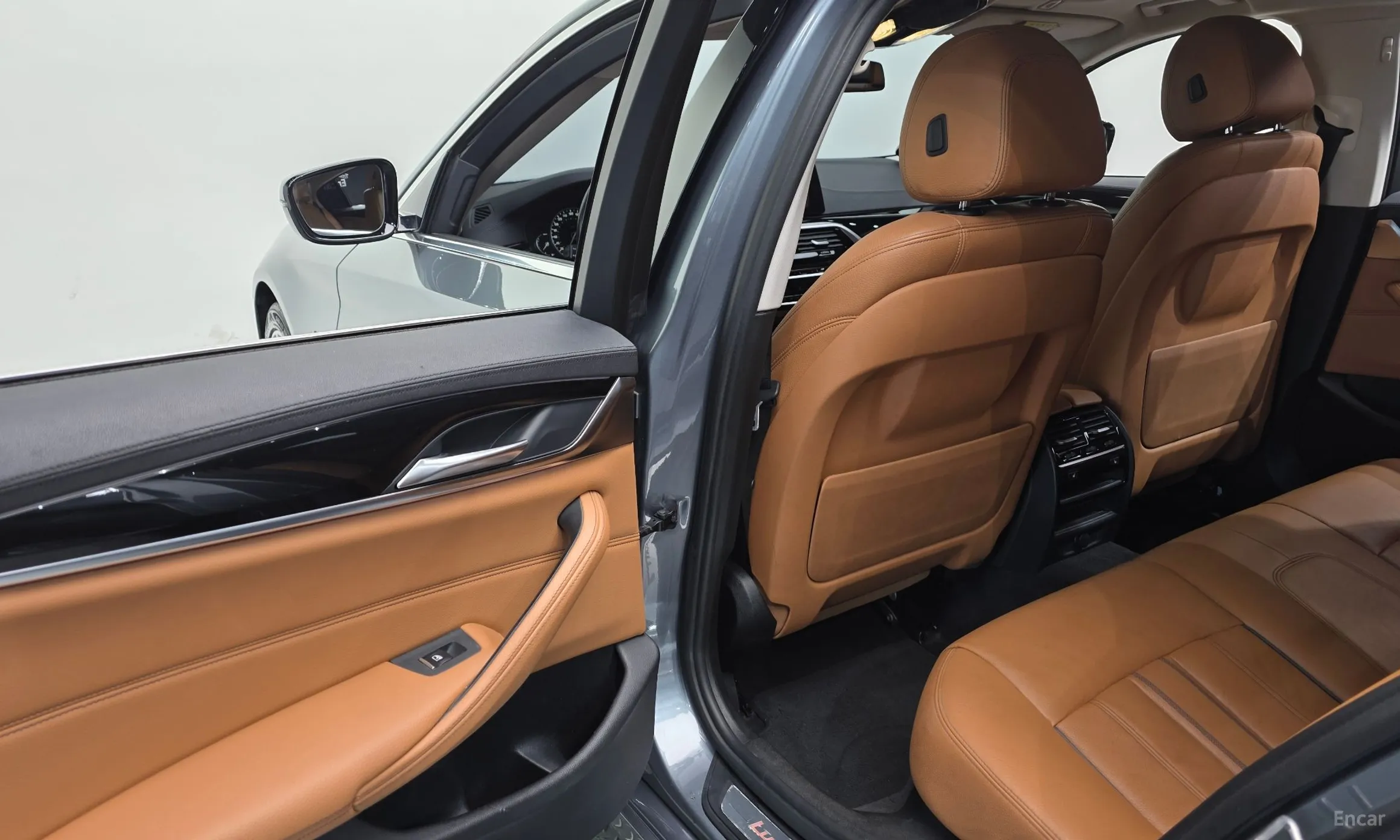 BMW 5 Series (G30) превью 17
