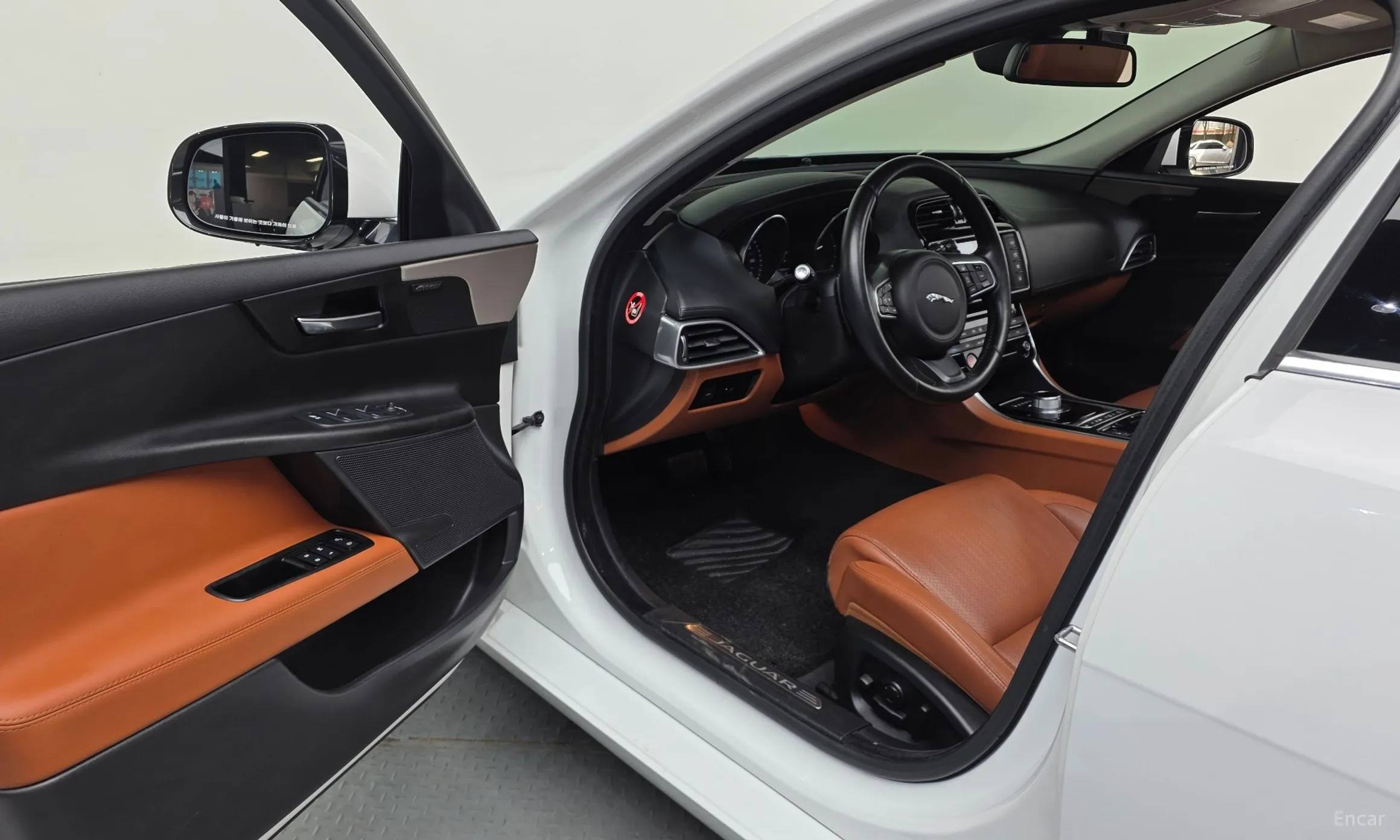 Jaguar XE превью 10