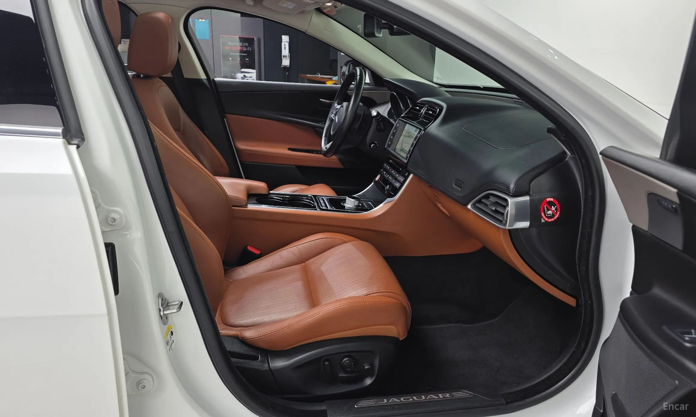 Jaguar XE превью 11