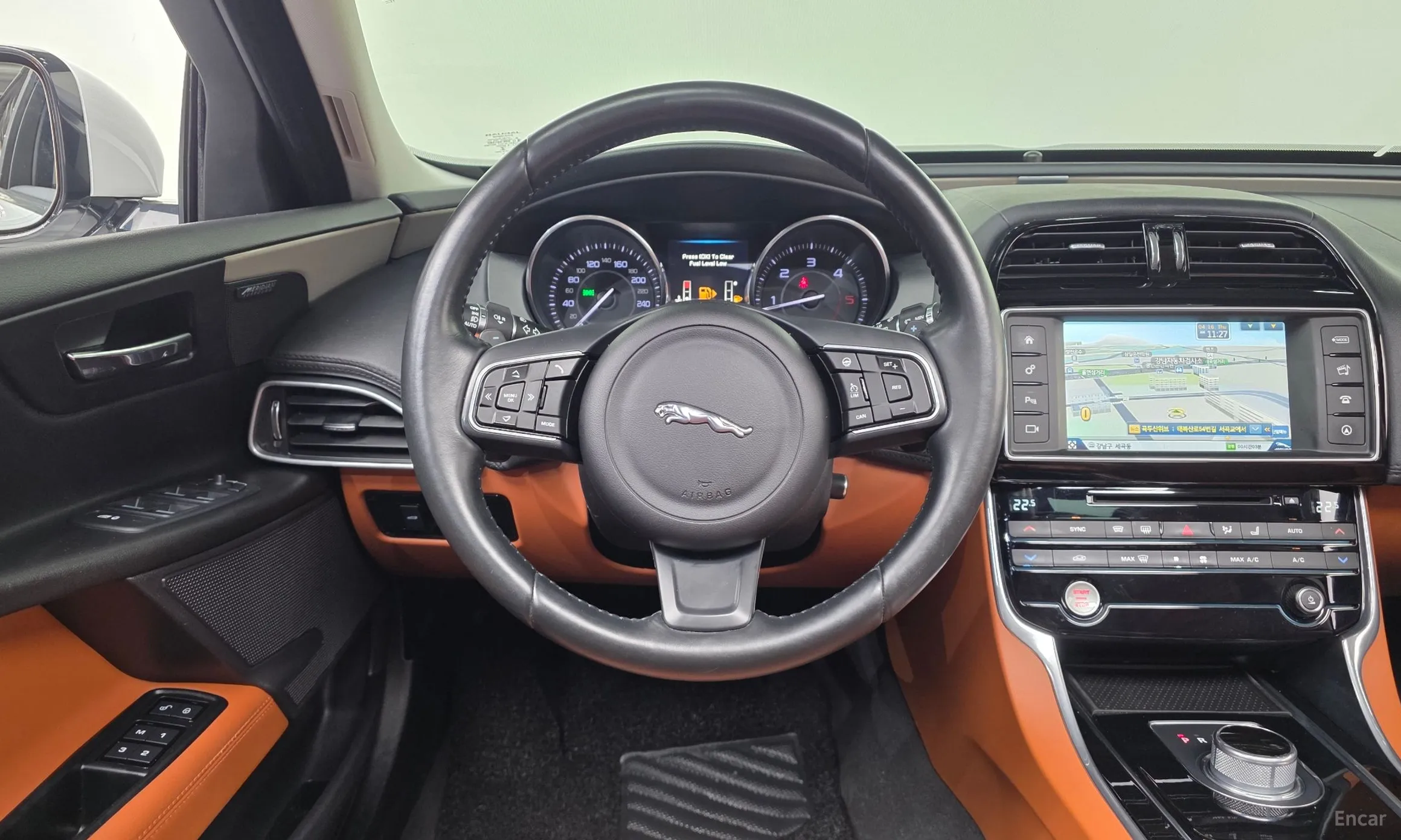 Jaguar XE превью 13