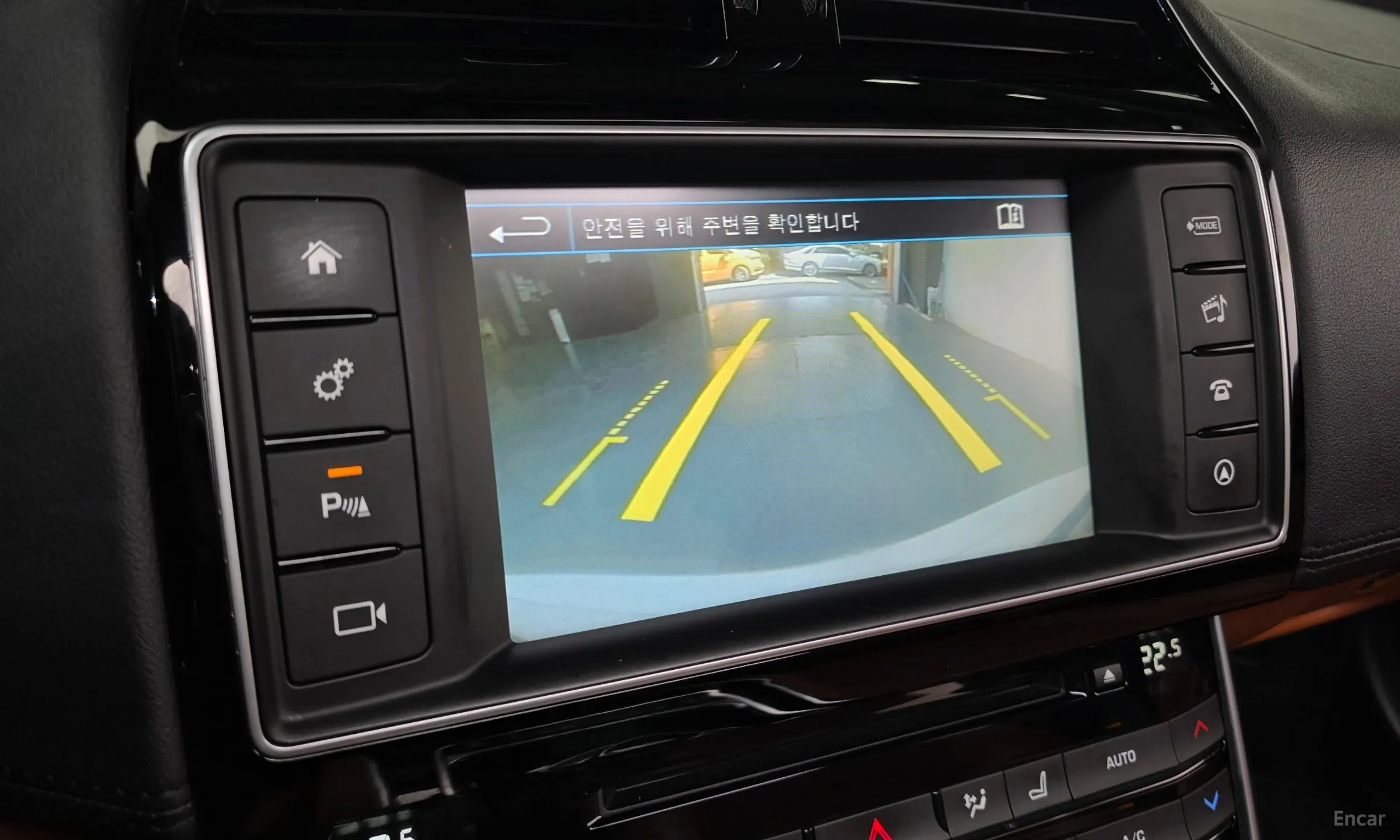 Jaguar XE превью 15