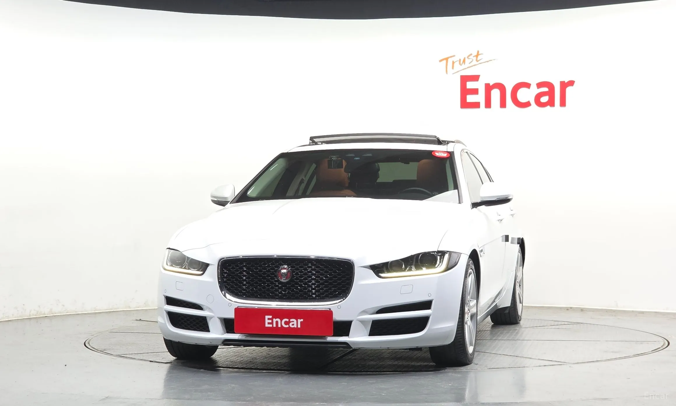 Jaguar XE превью 3