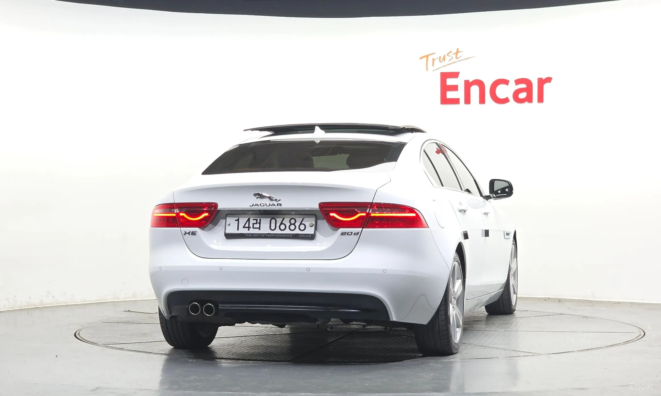 Jaguar XE превью 4