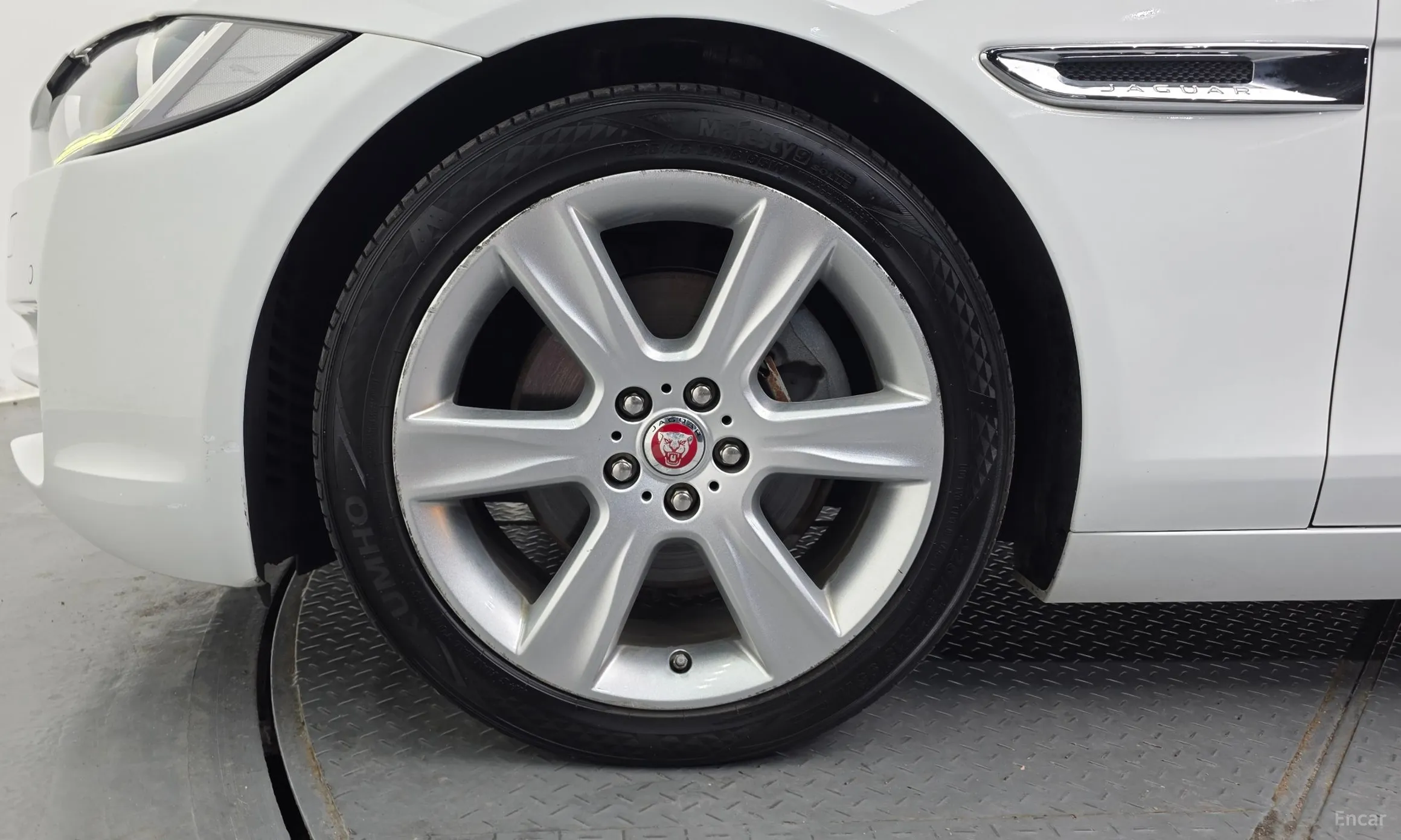 Jaguar XE превью 5