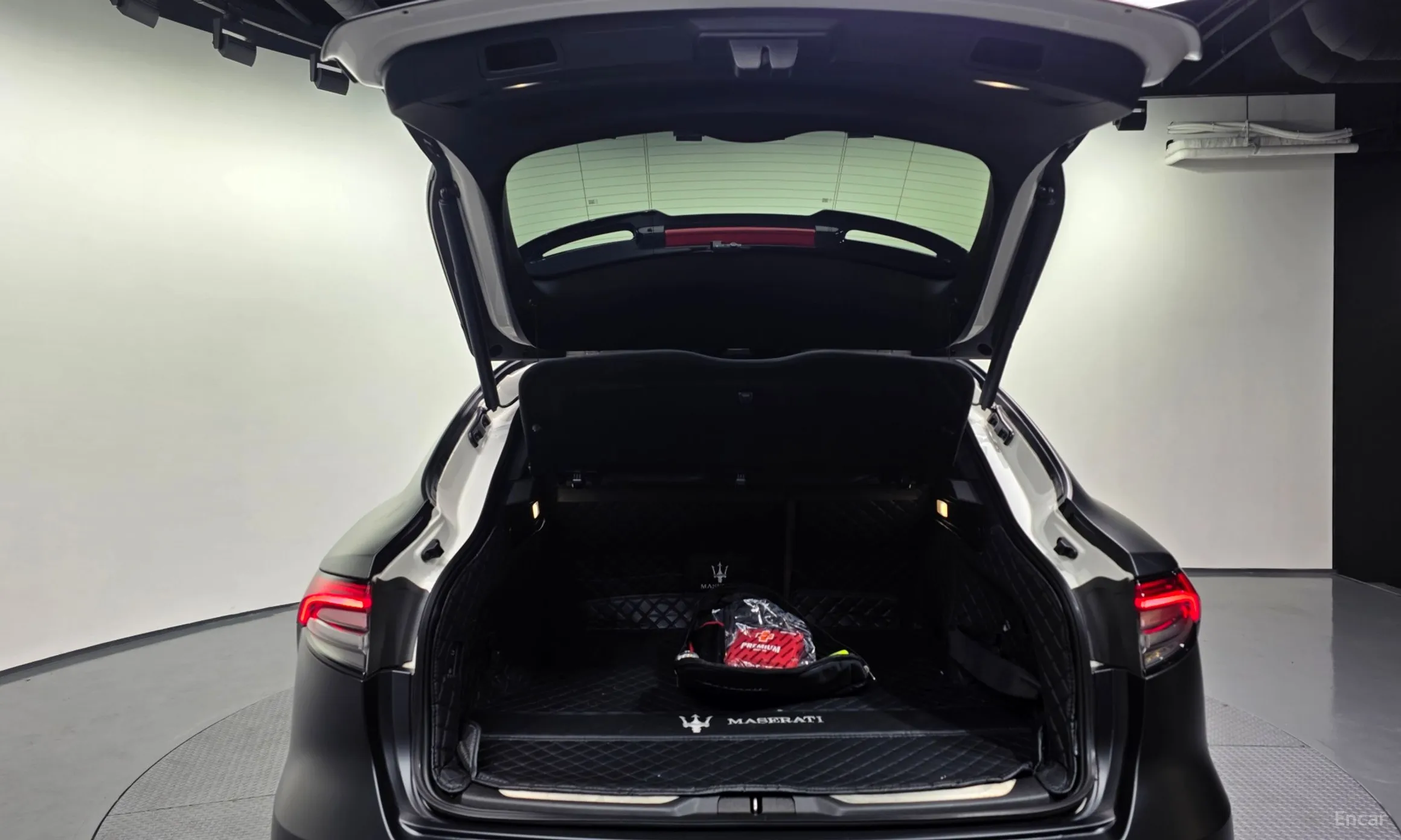 Maserati Levante превью 20