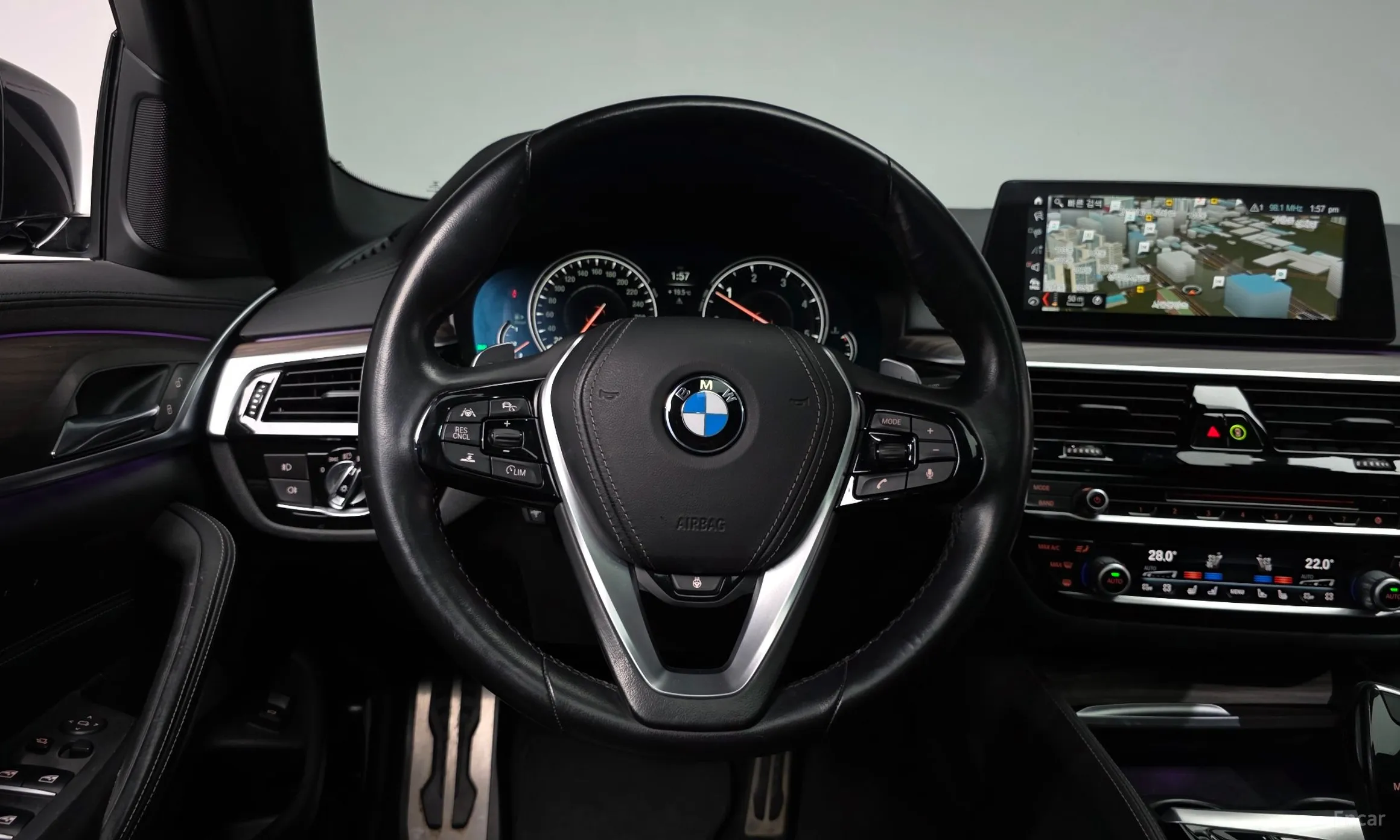 BMW 5 Series (G30) превью 12