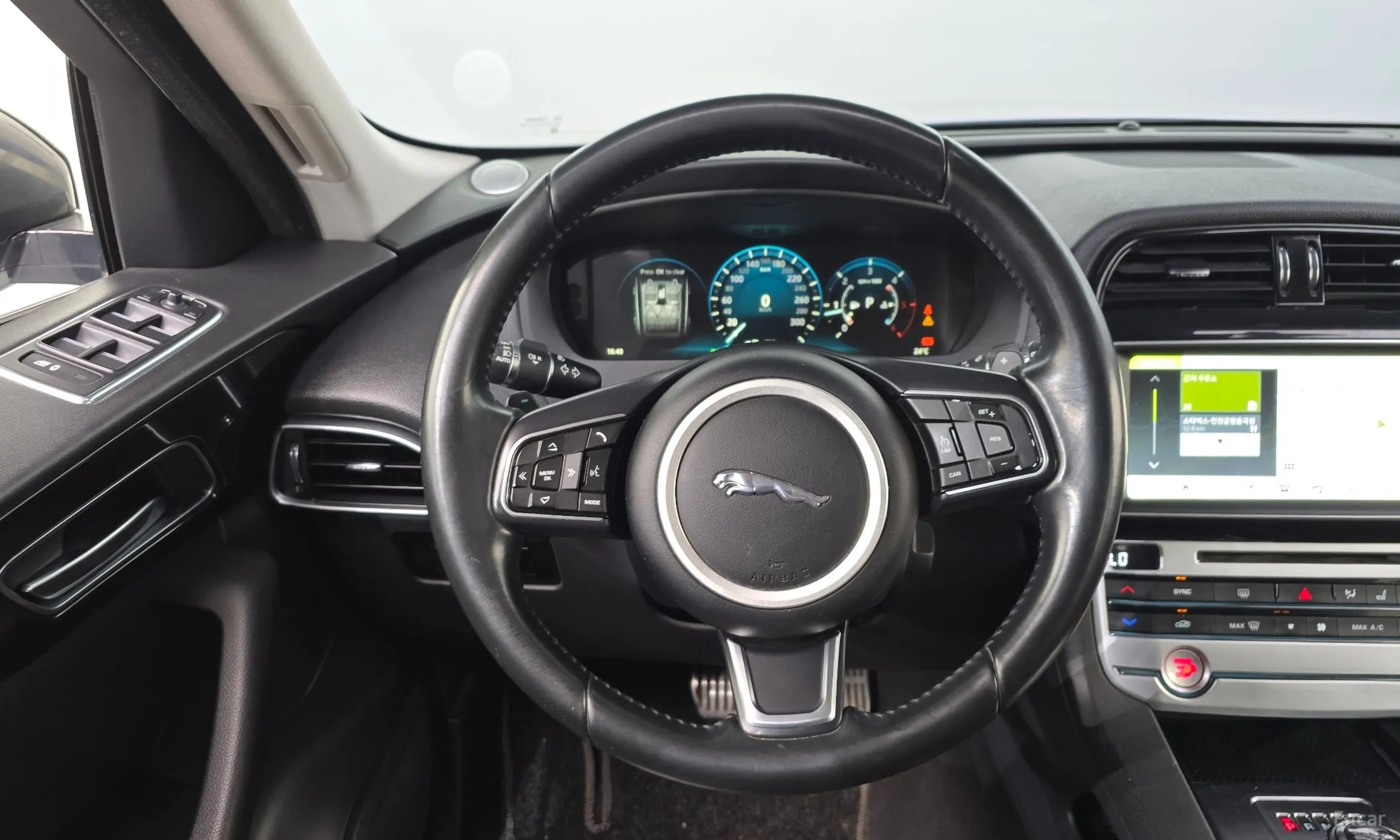 Jaguar F-PACE превью 13