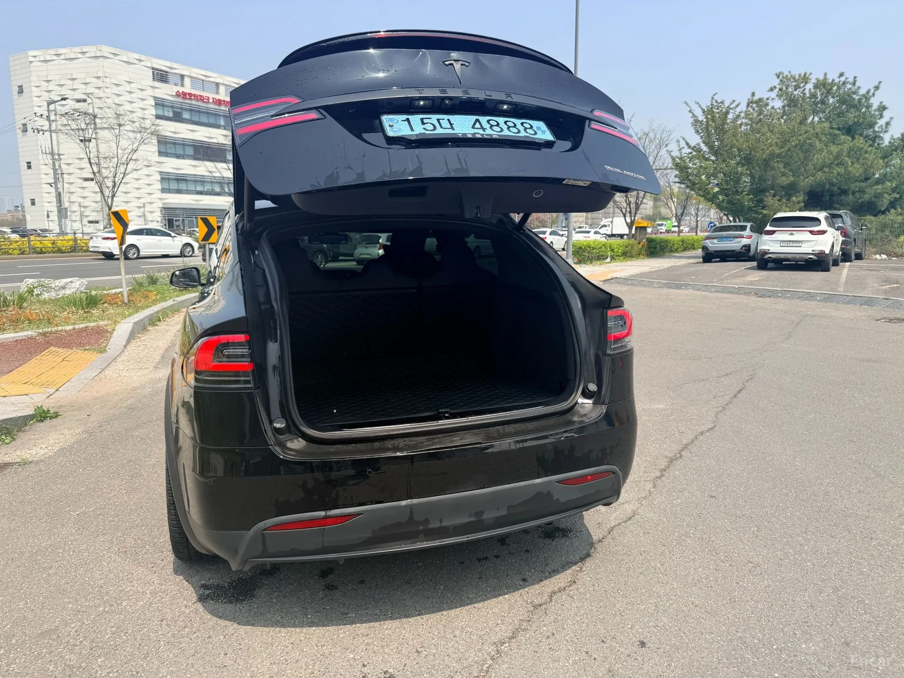 Tesla Model X превью 10
