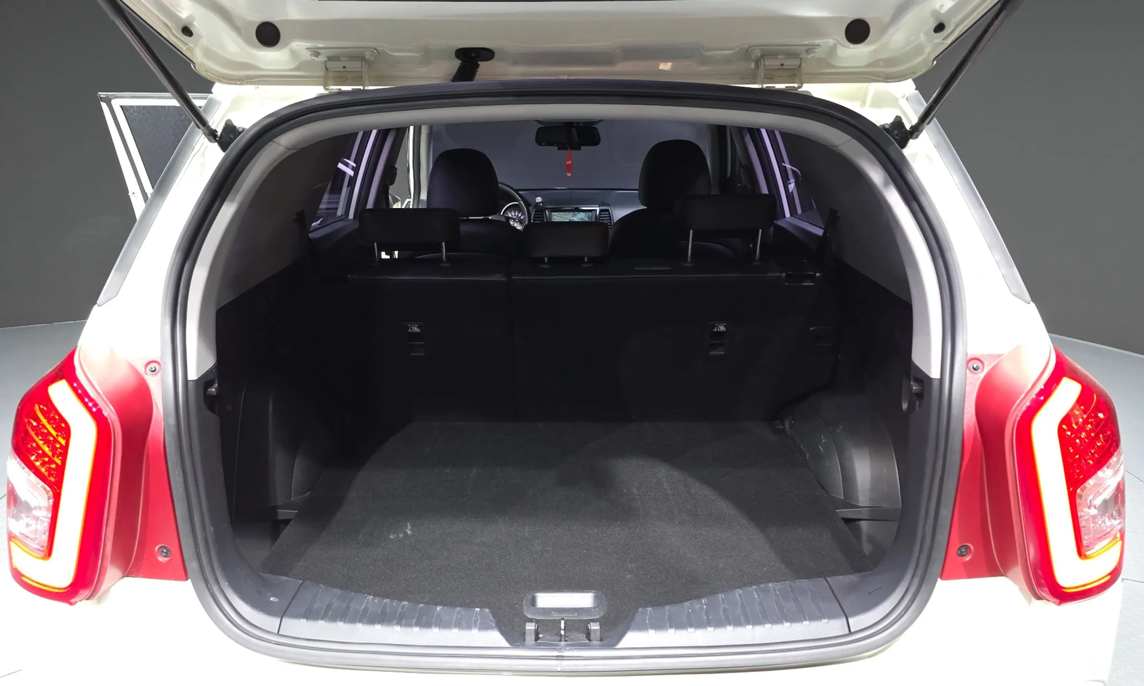 KG Mobility (SsangYong) Tivoli Air превью 20