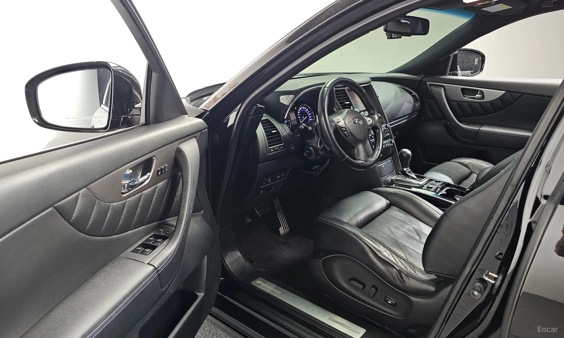 Infiniti QX70 превью 10