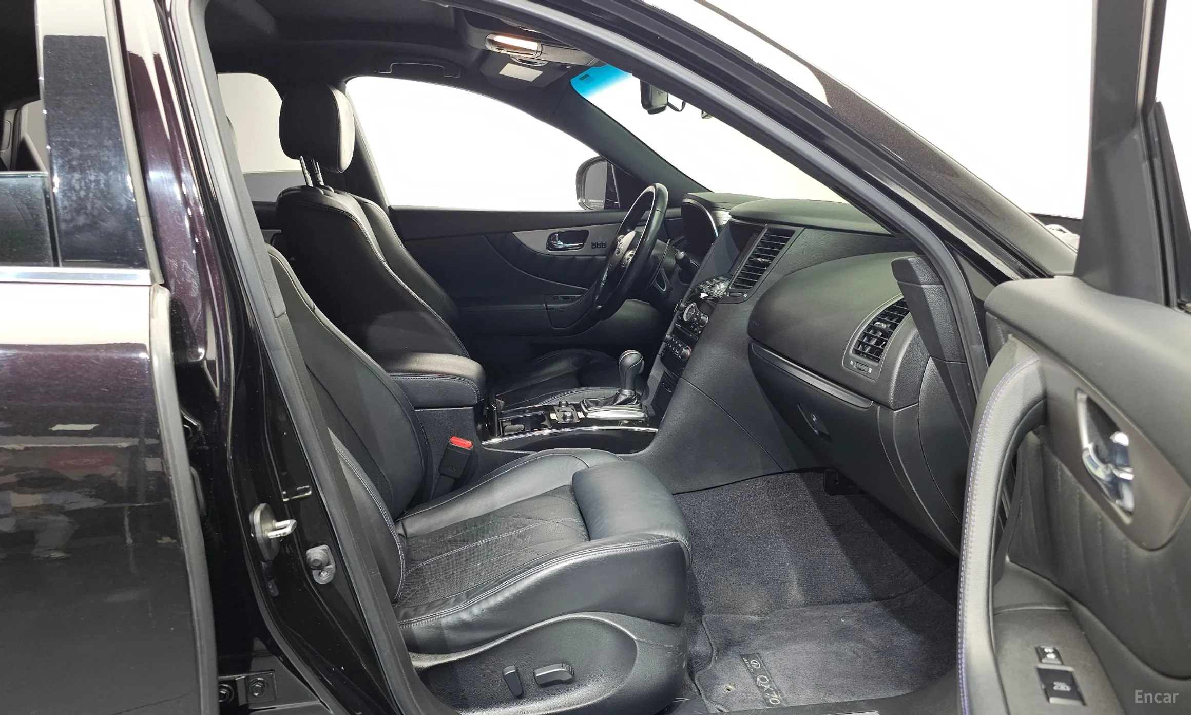 Infiniti QX70 превью 11
