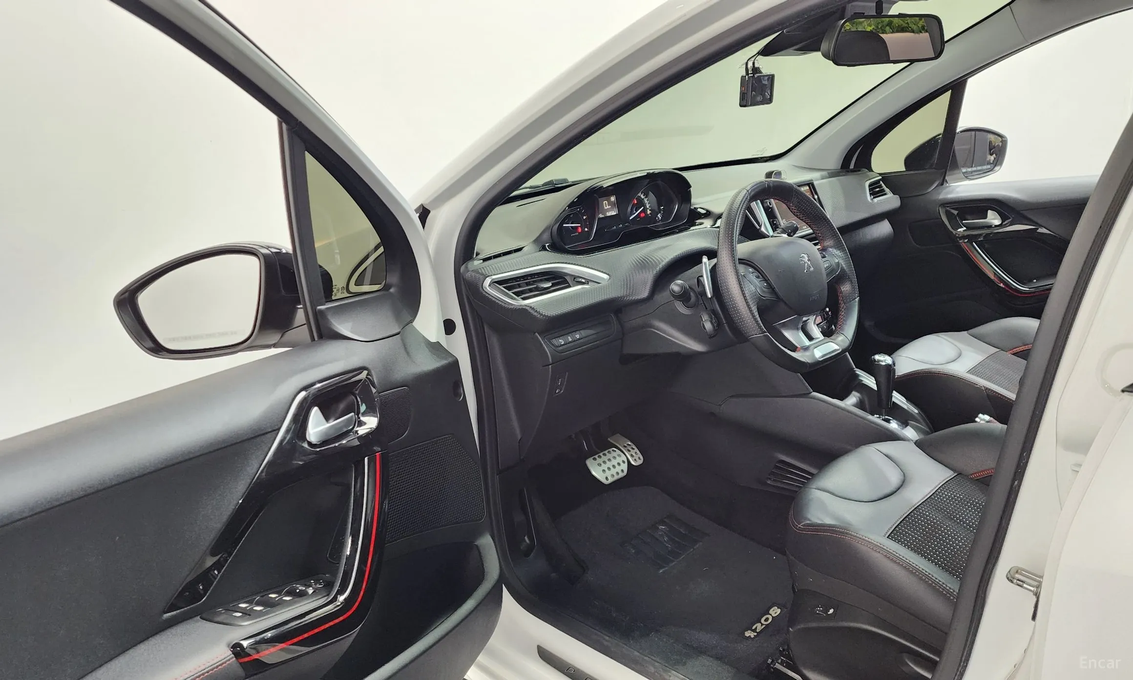 Peugeot 208 превью 10