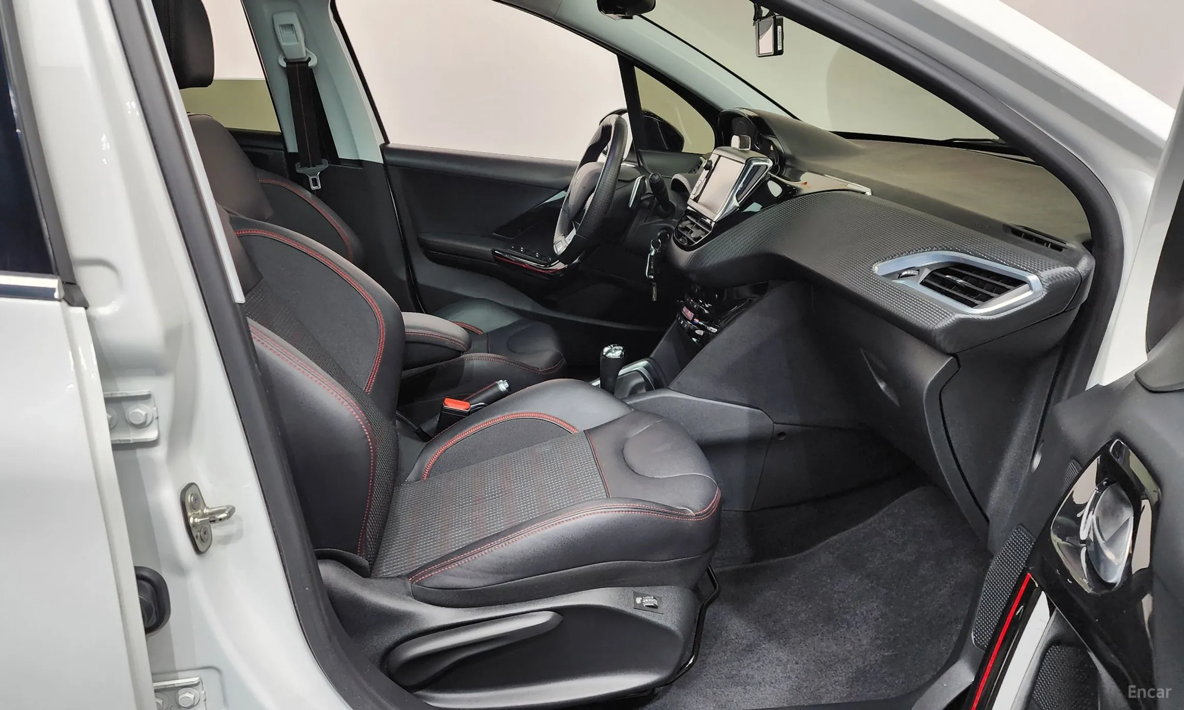 Peugeot 208 превью 11