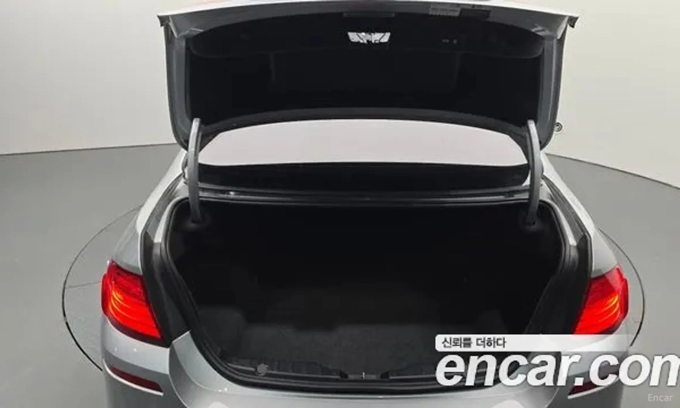 BMW 5 Series (F10) превью 20