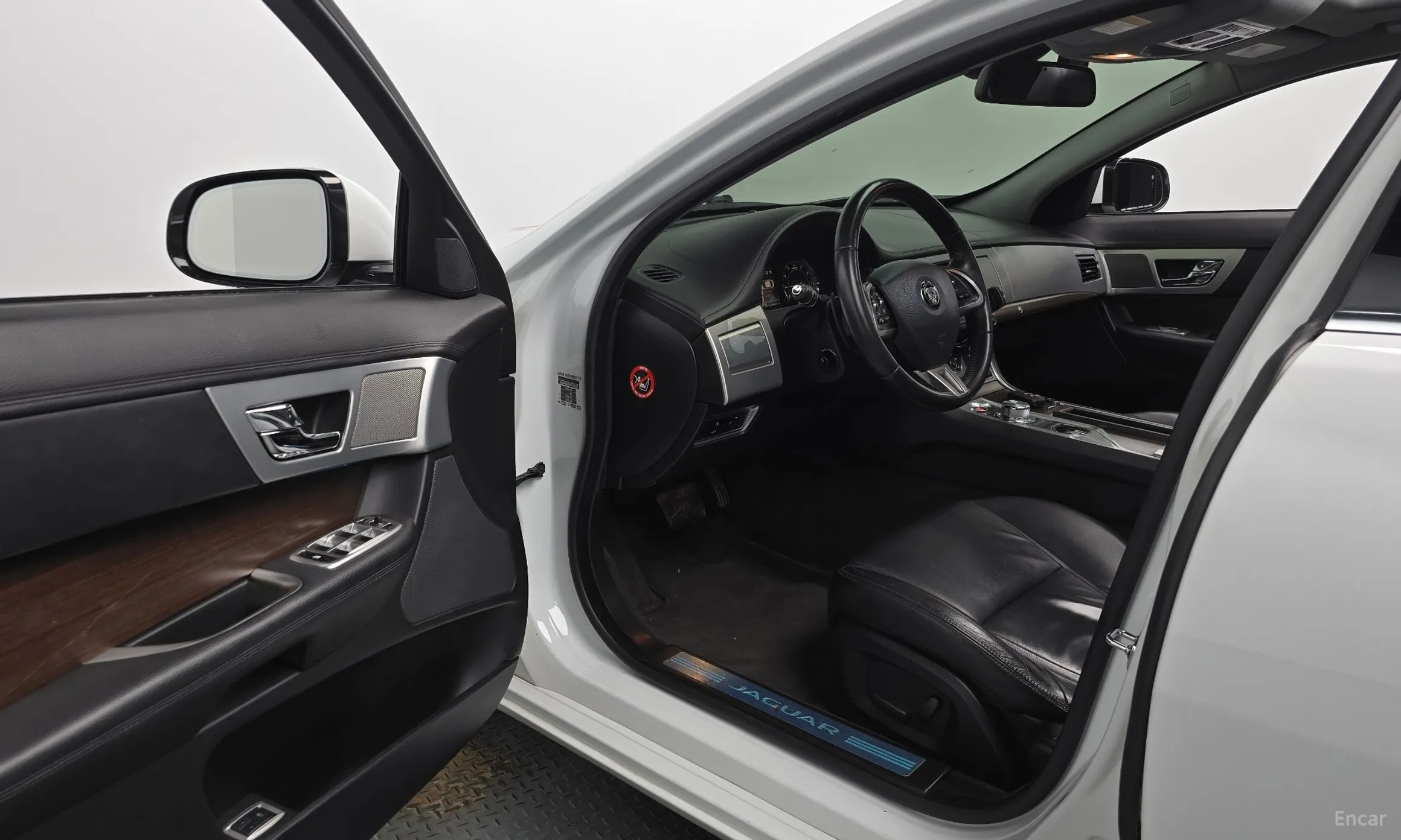 Jaguar New XF превью 10
