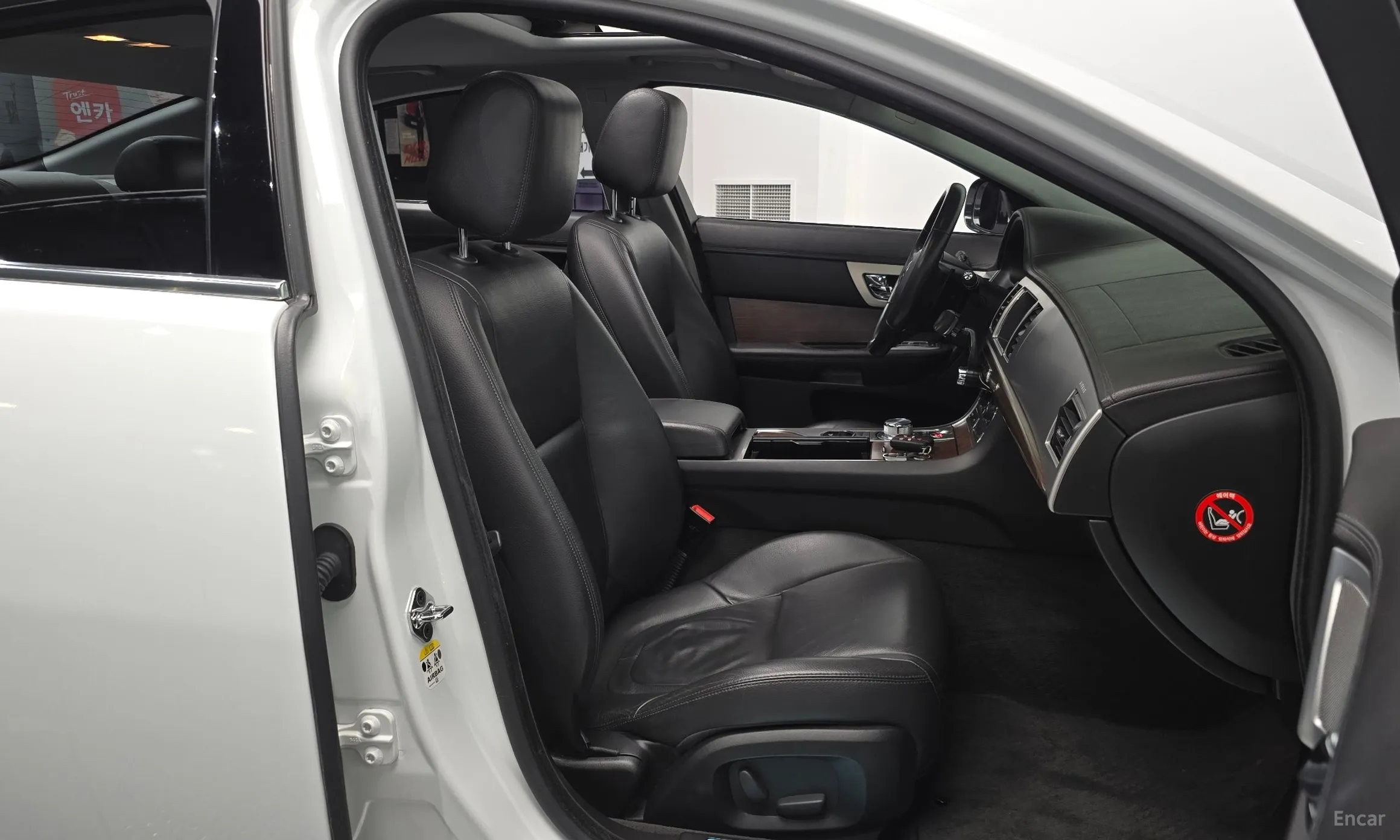 Jaguar New XF превью 11