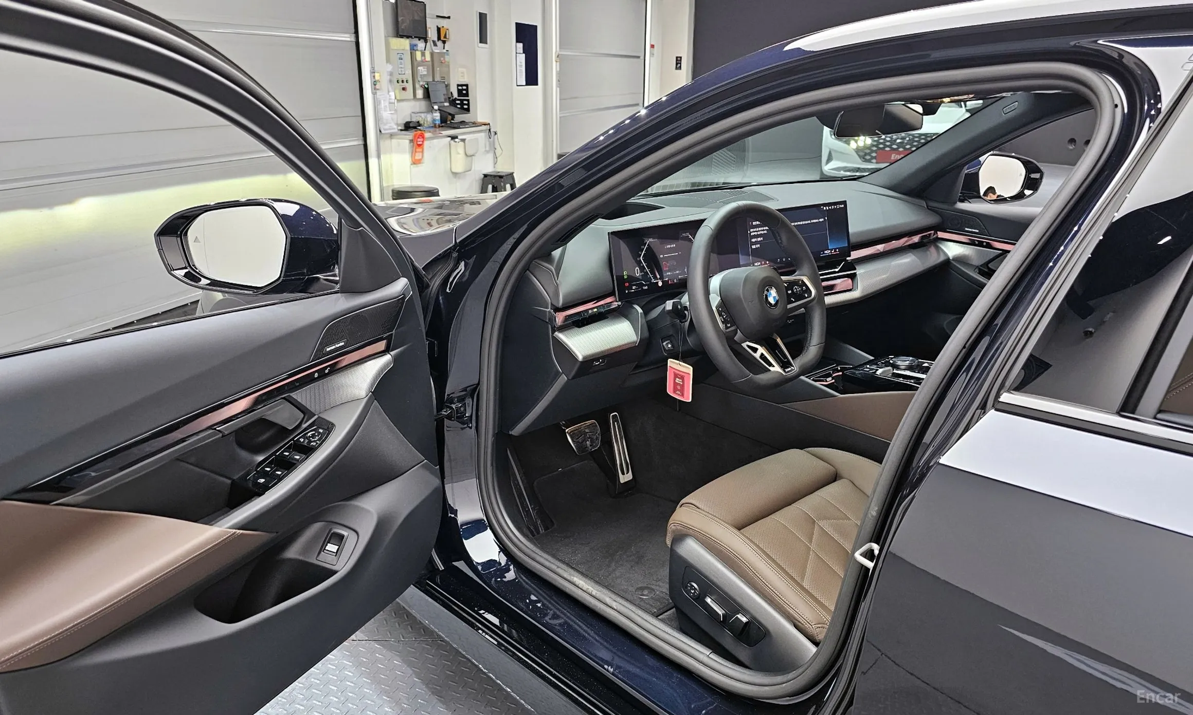 BMW 5 Series (G60) превью 10