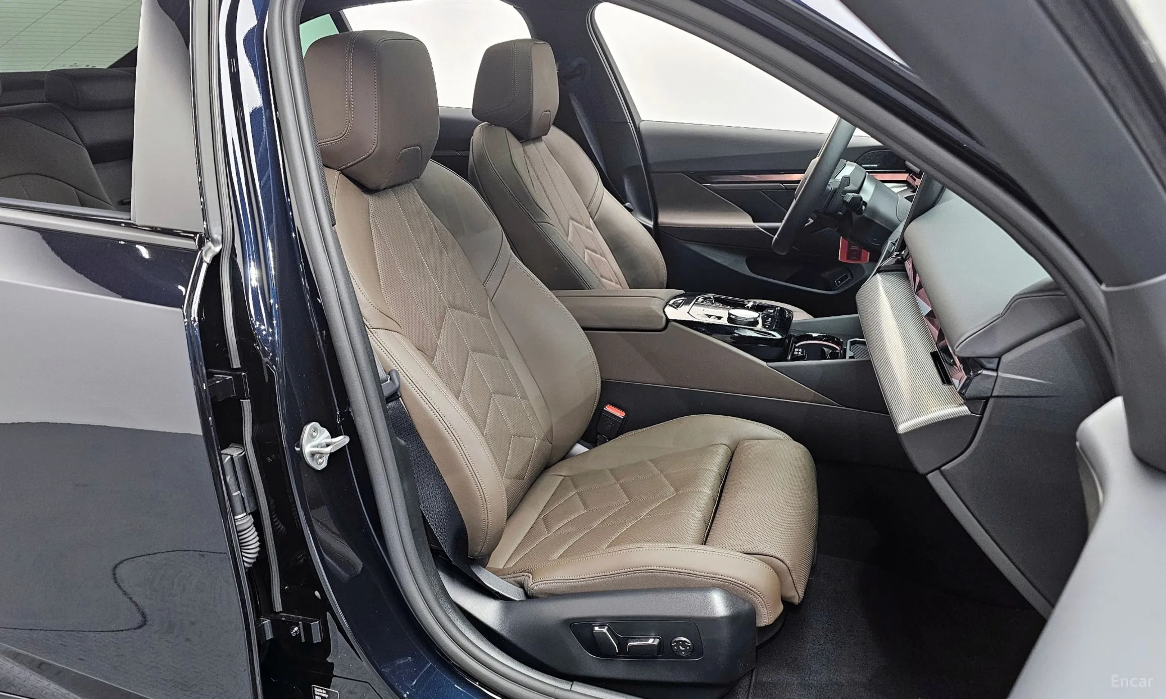 BMW 5 Series (G60) превью 12