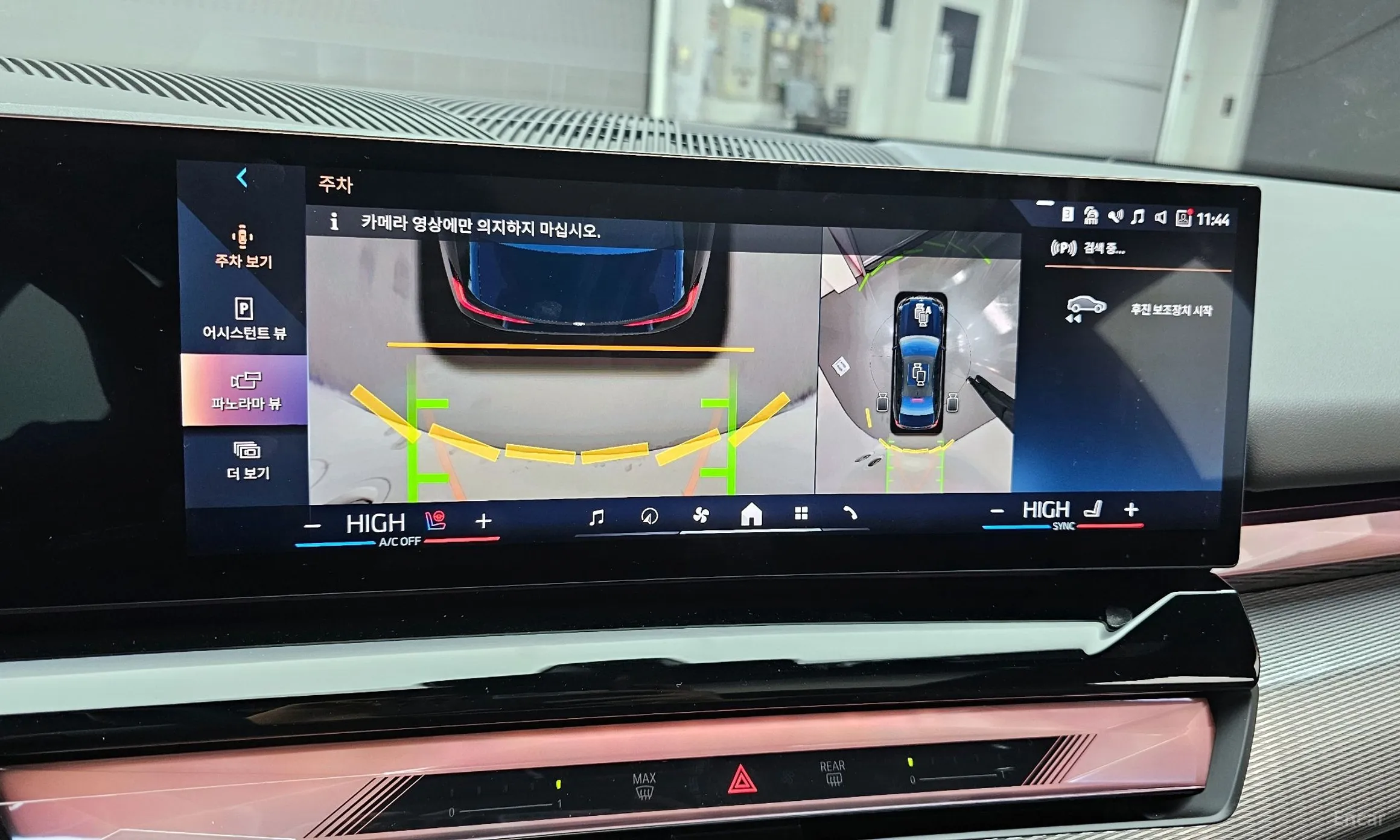 BMW 5 Series (G60) превью 17