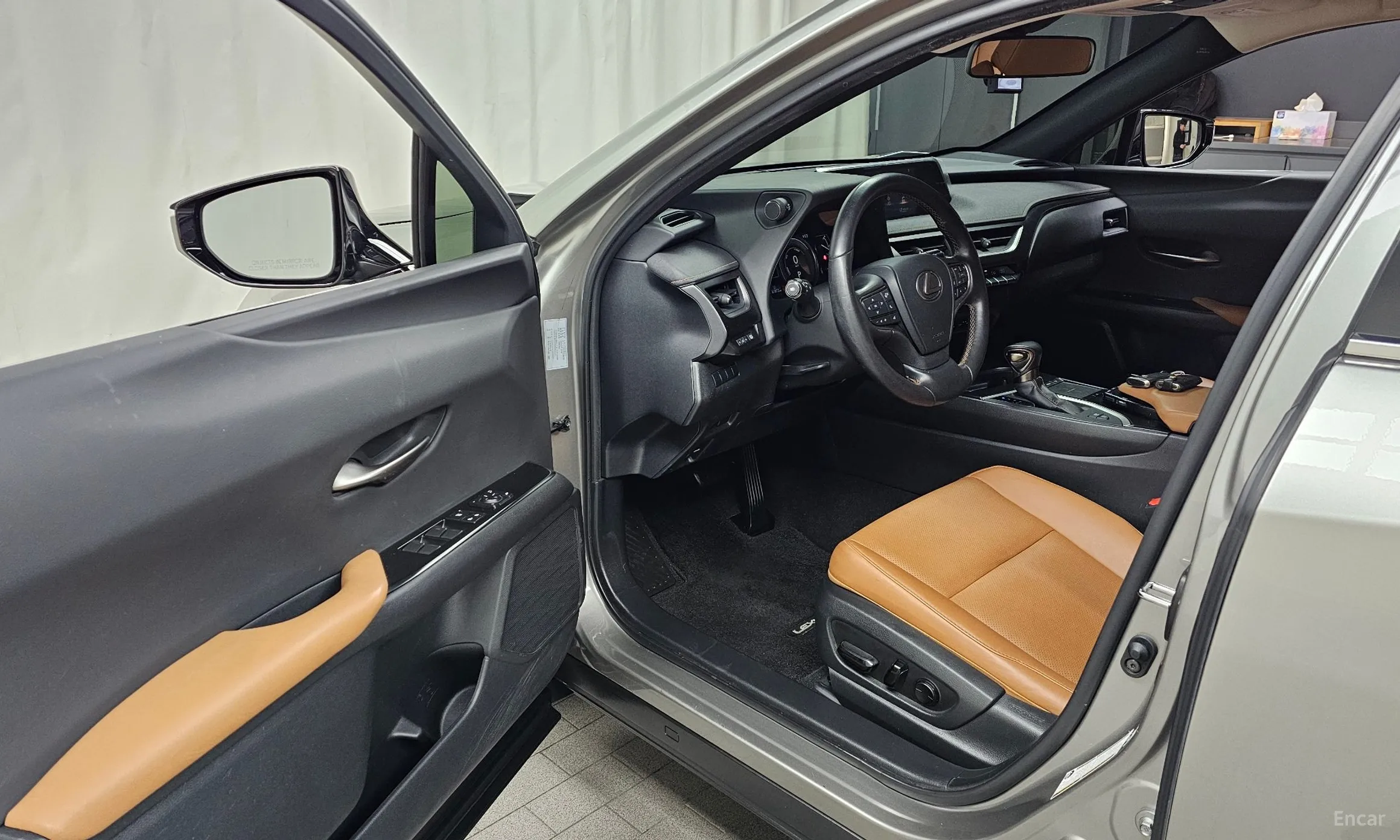 Lexus UX250h превью 10