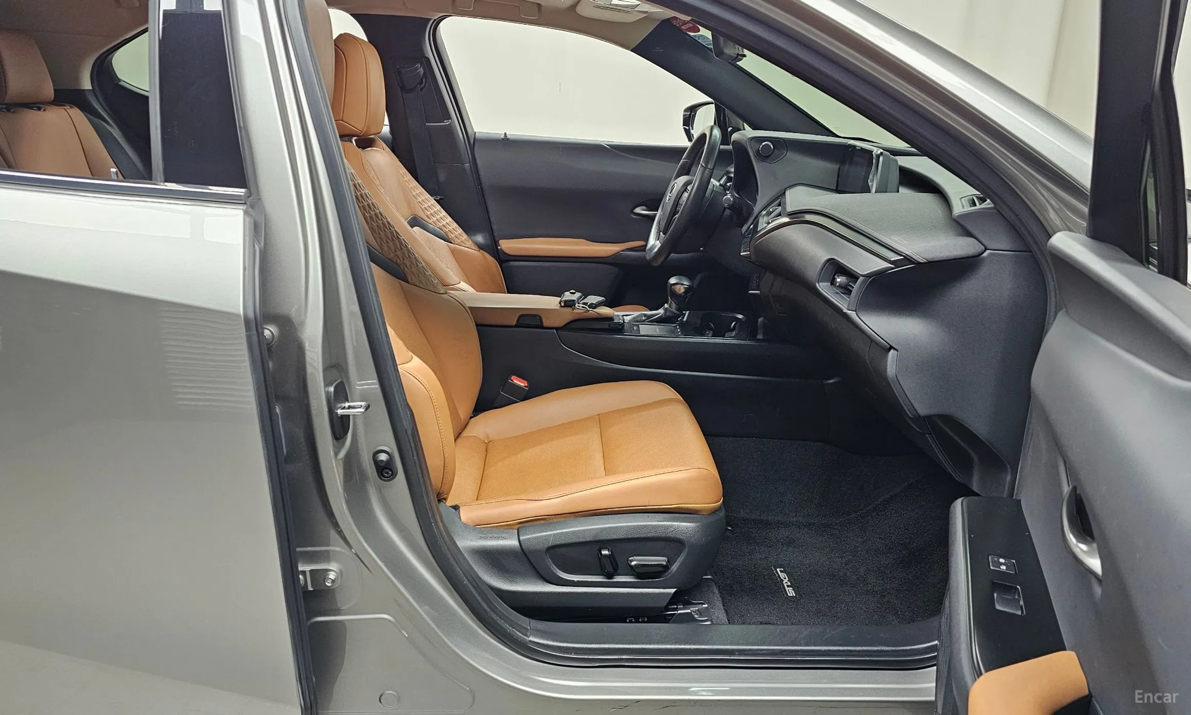 Lexus UX250h превью 11