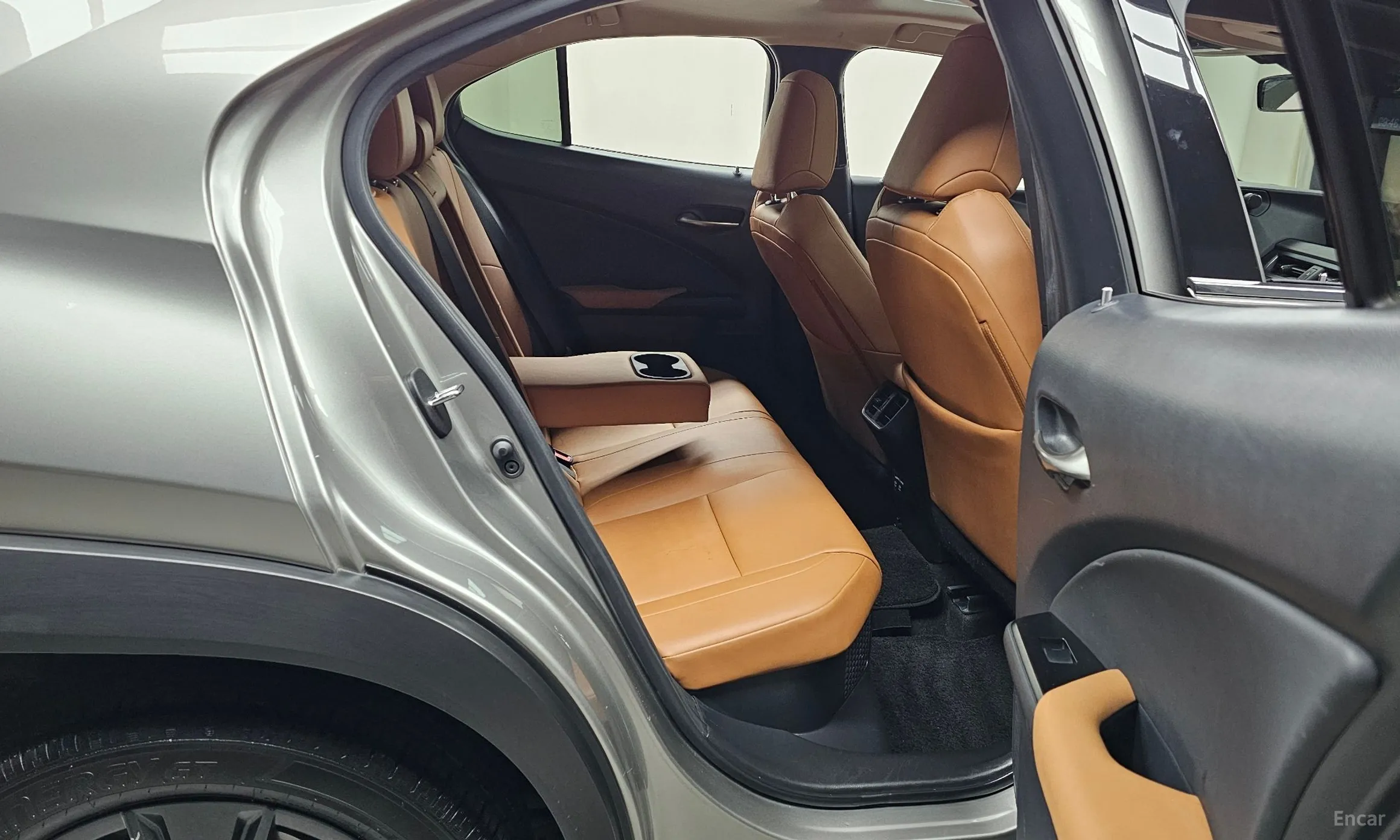 Lexus UX250h превью 12