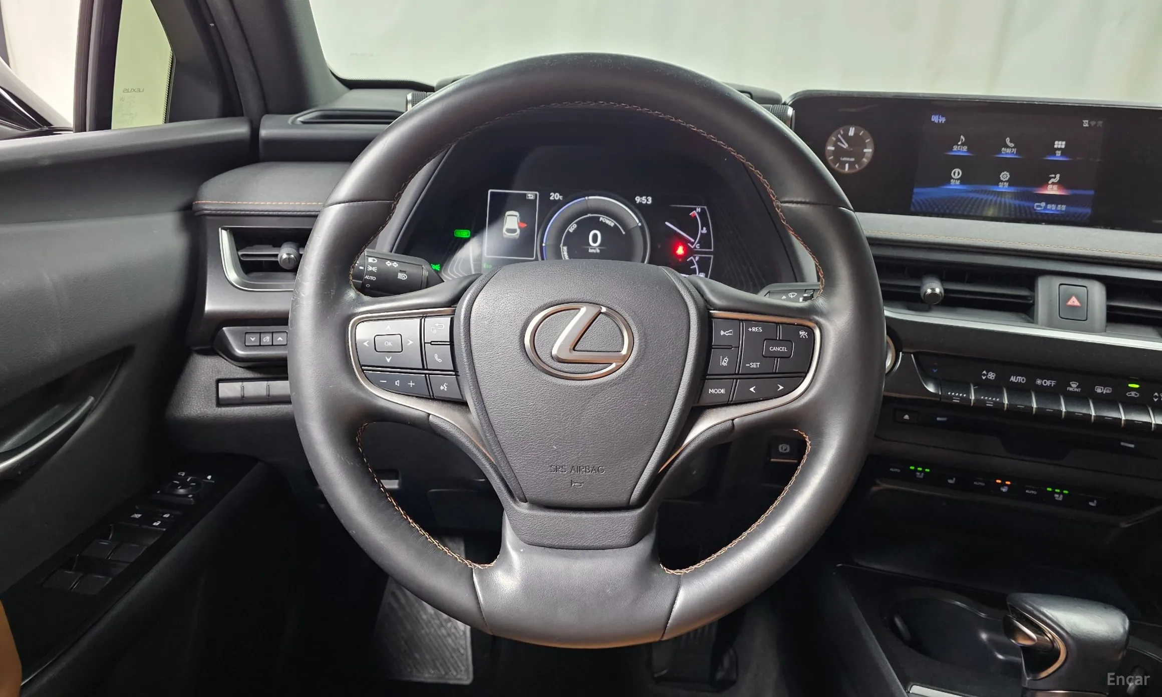 Lexus UX250h превью 13