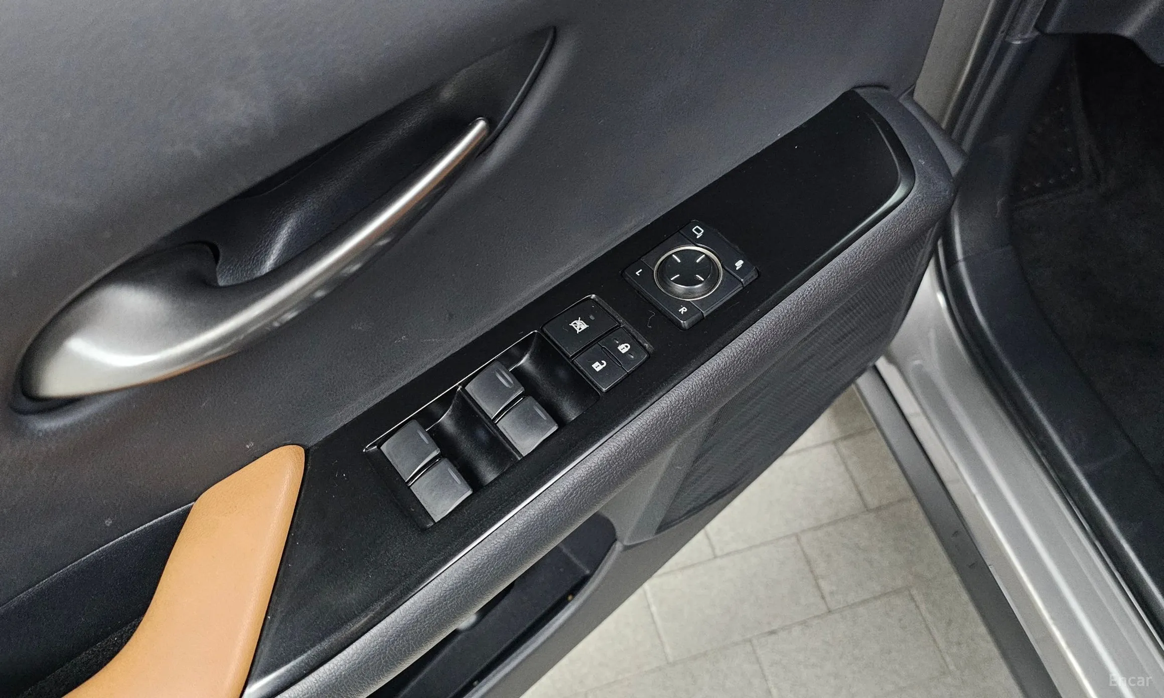 Lexus UX250h превью 14