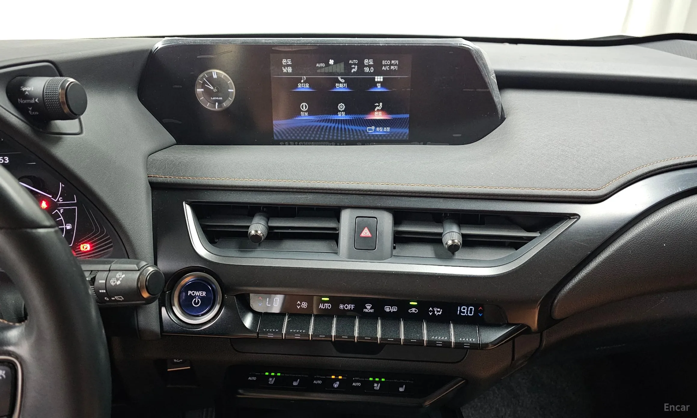 Lexus UX250h превью 16