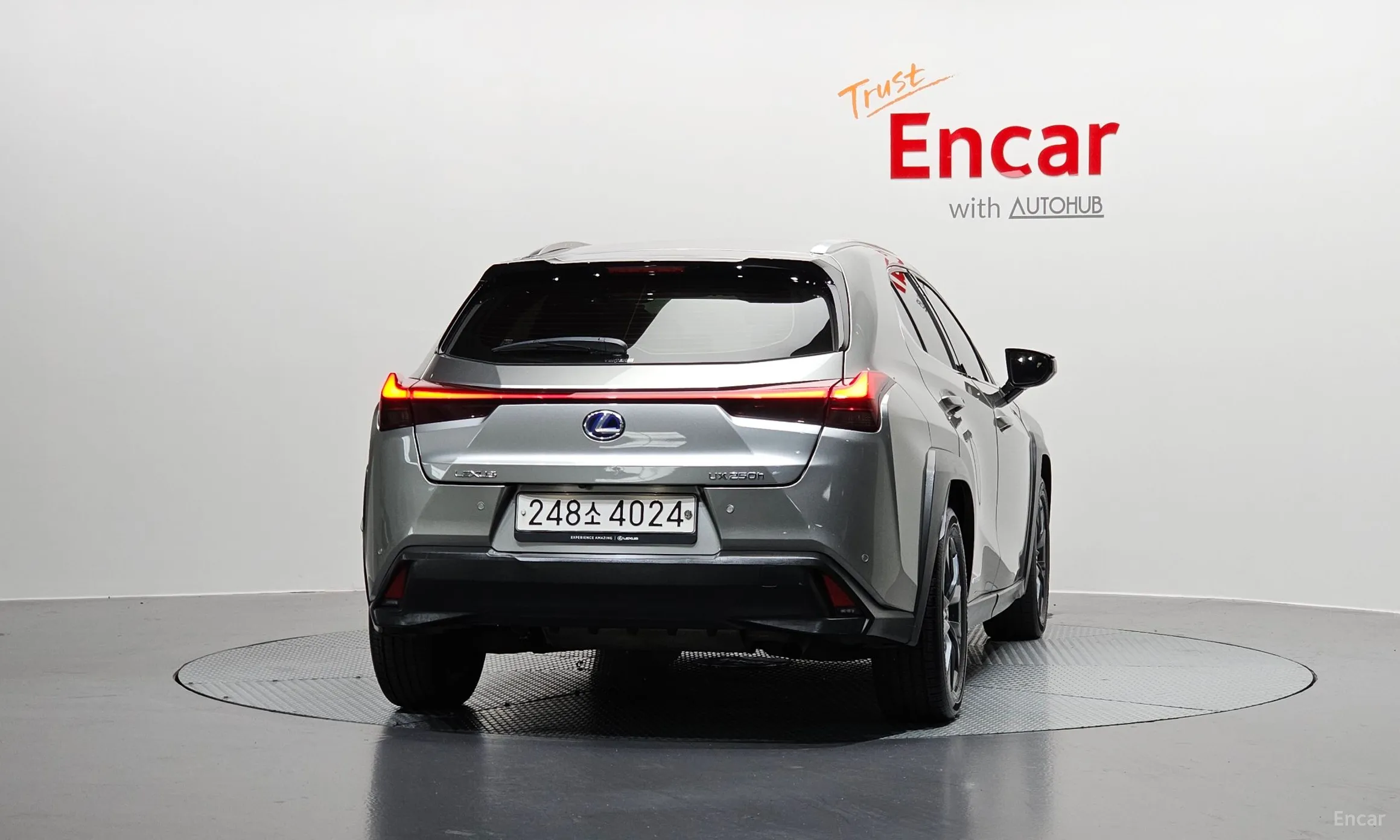 Lexus UX250h превью 4