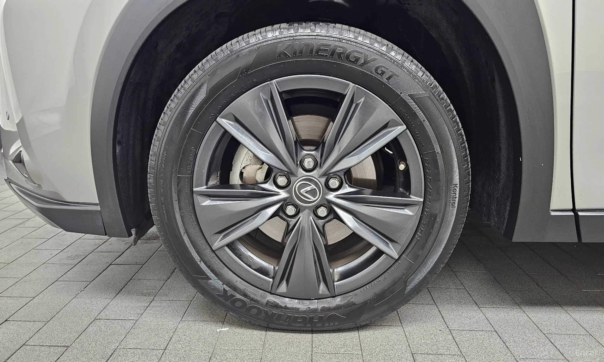 Lexus UX250h превью 5
