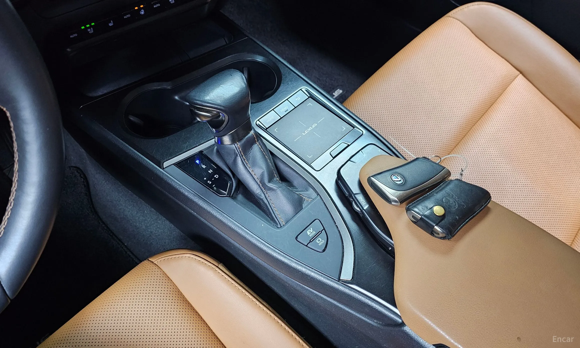 Lexus UX250h превью 9