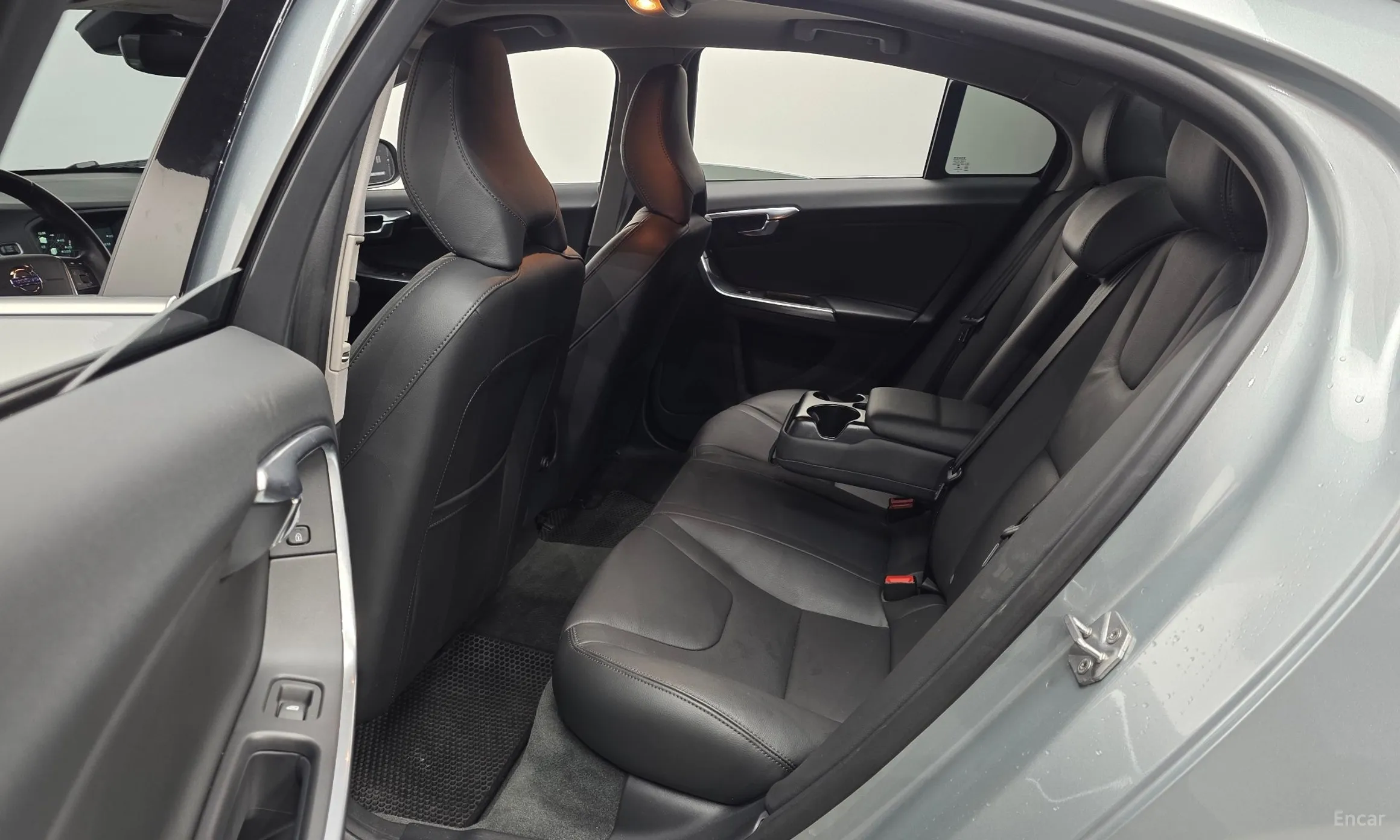 Volvo S60 превью 12