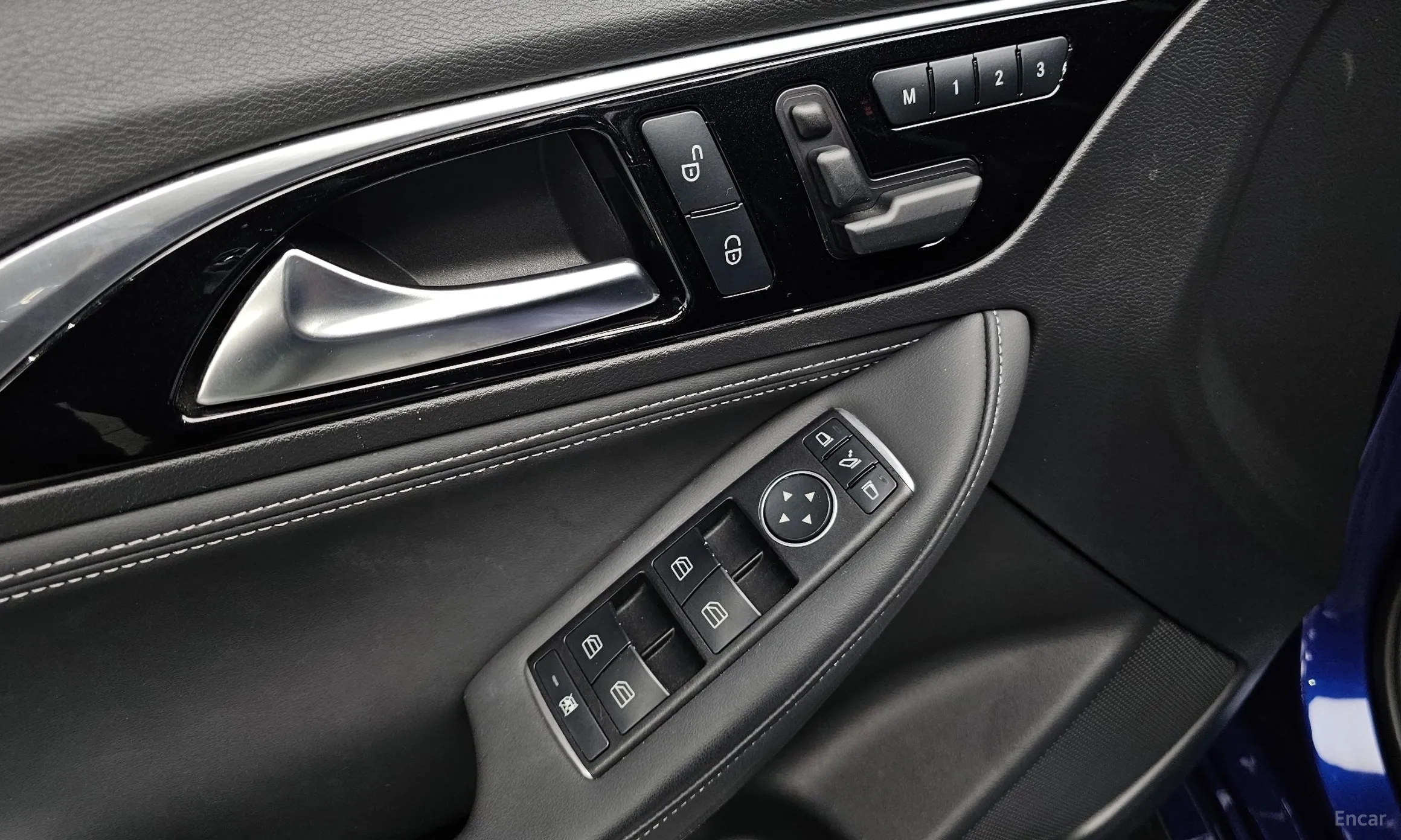 Infiniti Q30 превью 17