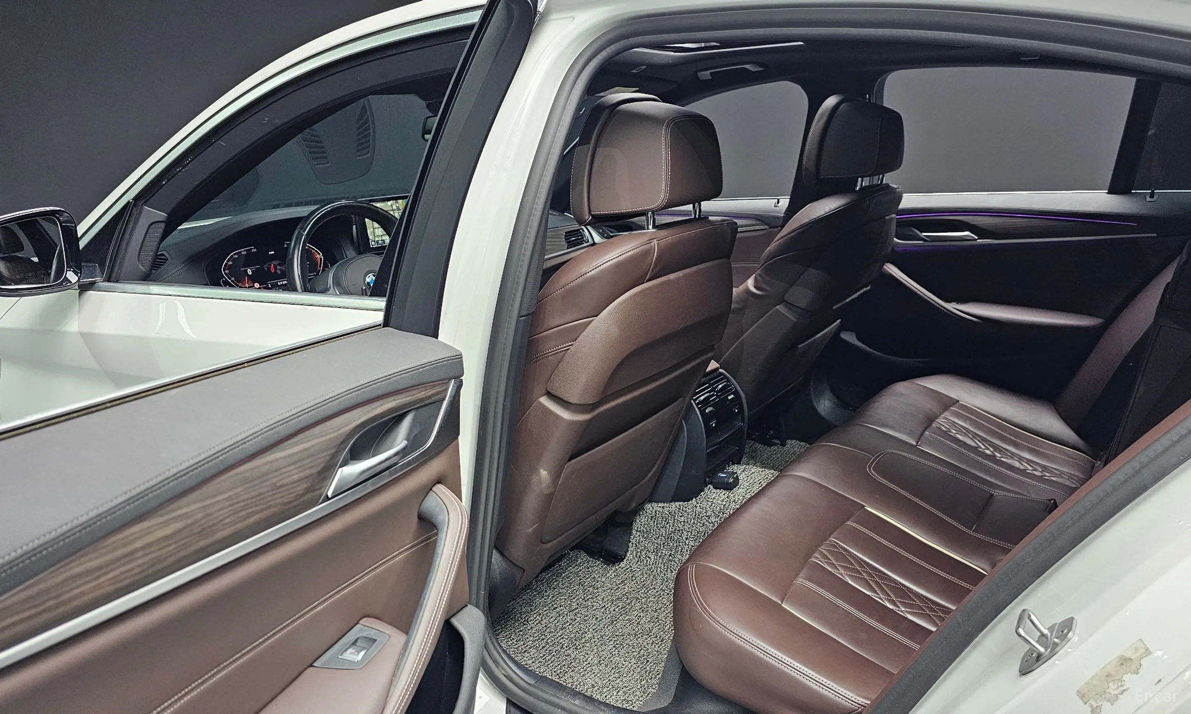 BMW 5 Series (G30) превью 17