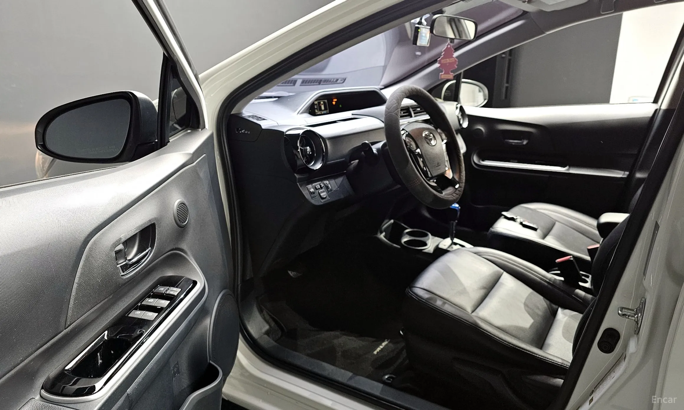 Toyota Prius C превью 10
