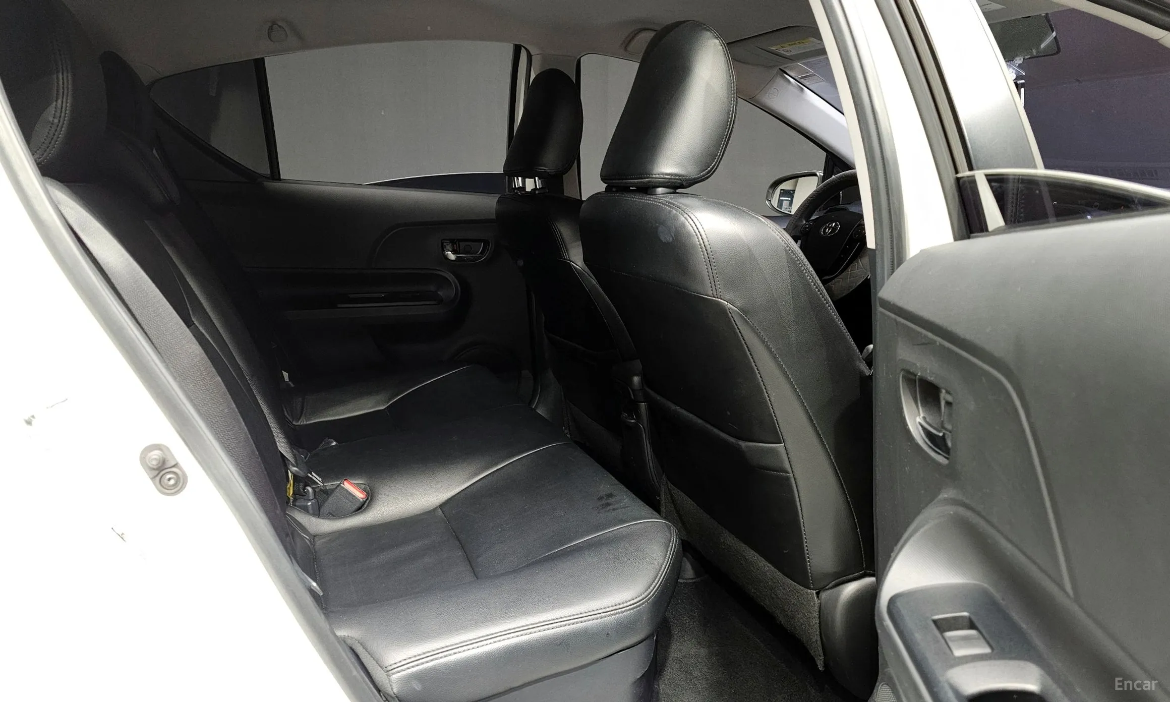 Toyota Prius C превью 12