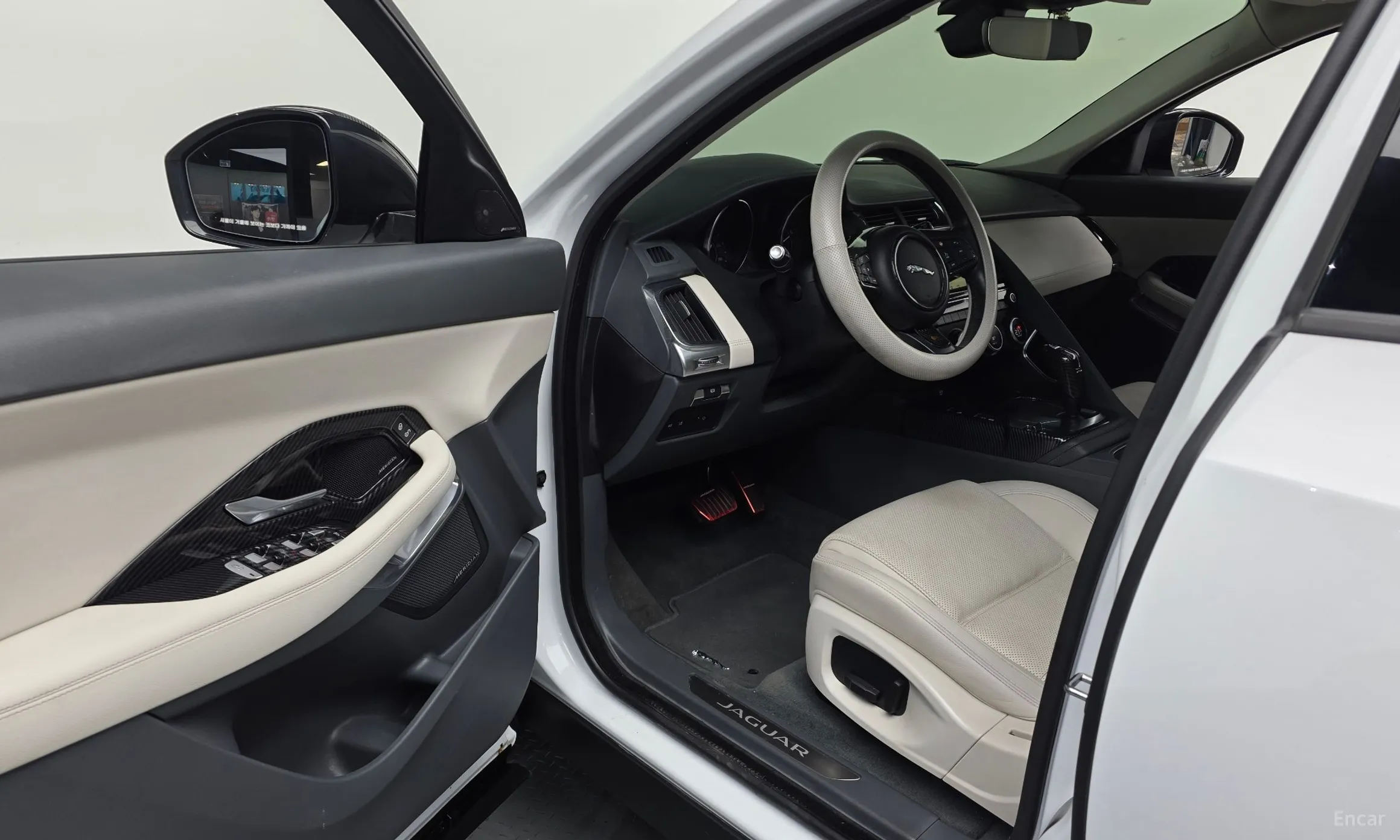 Jaguar E-PACE превью 10