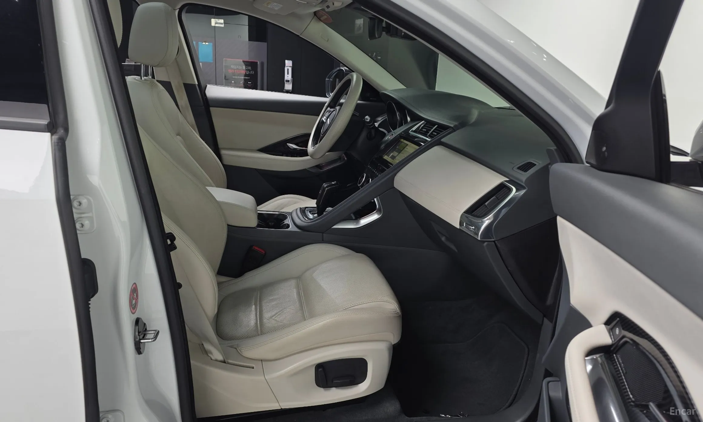 Jaguar E-PACE превью 11