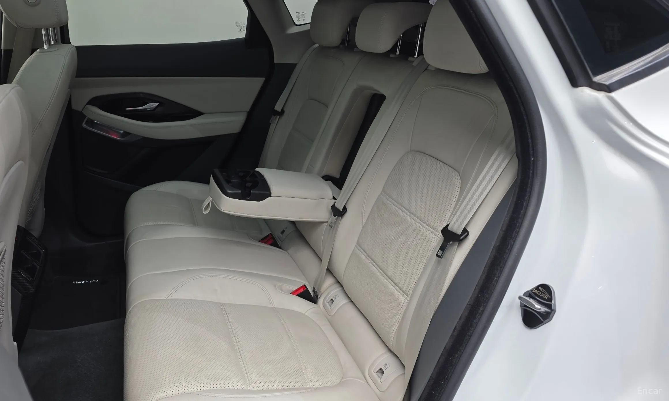 Jaguar E-PACE превью 12