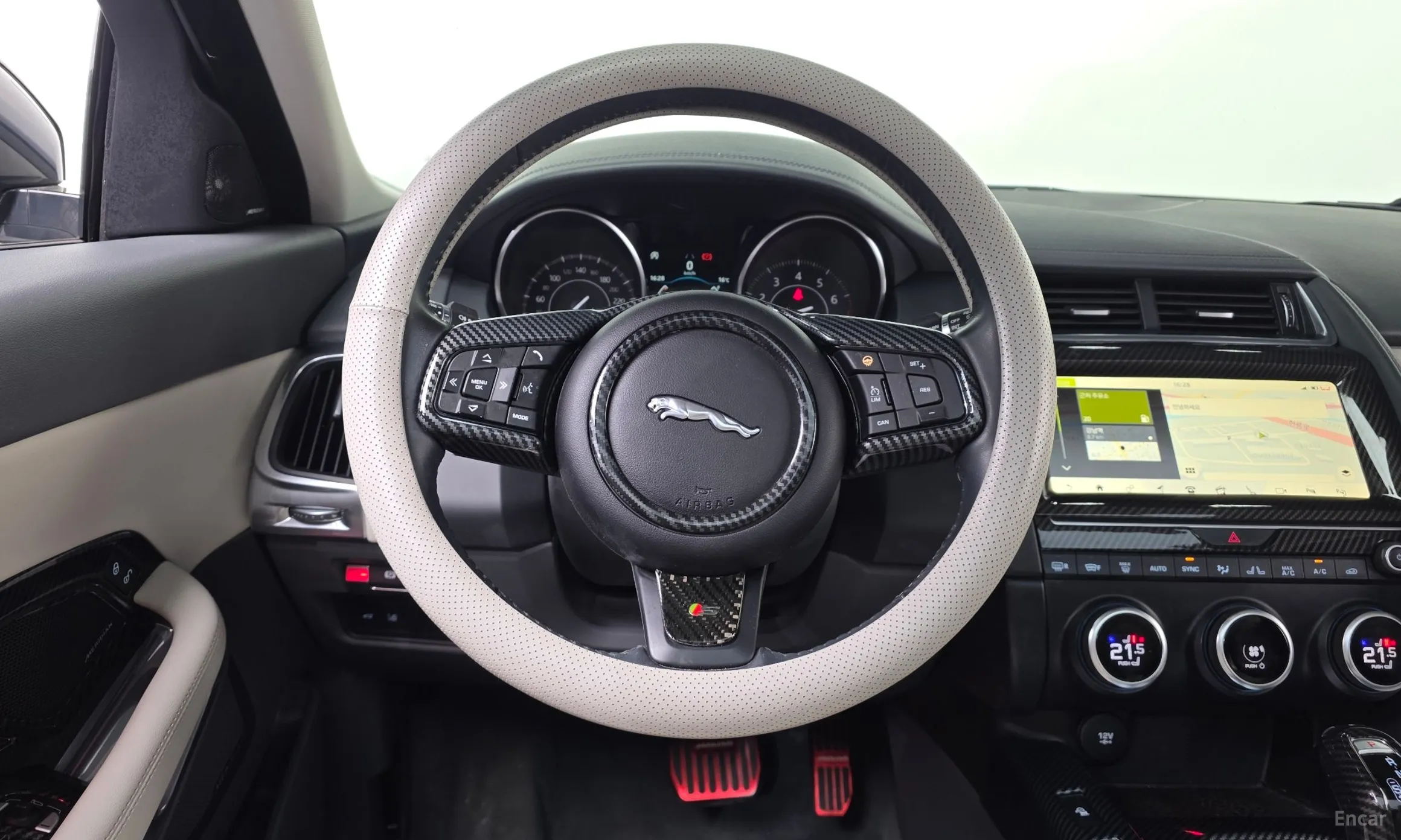 Jaguar E-PACE превью 13